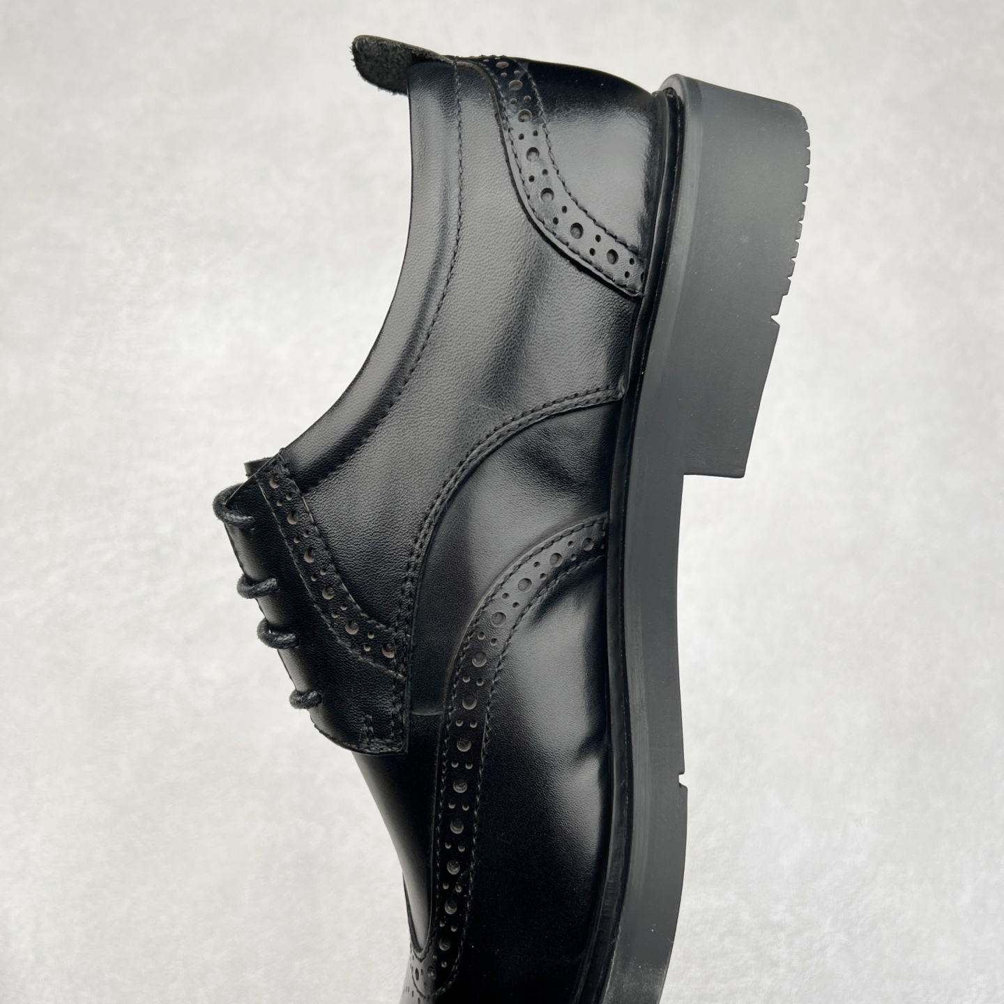 图片[7]-Ecco爱步男鞋新款运动鞋 跑鞋厚底增高老爹鞋 驱动系列全新款式 拼色拼接鞋面 时尚有型 牛皮与纺织品拼接 脚感舒适 出街有型 贴心套脚系带设计 舒适包裹双足 柔软细腻，亲肤透气 以摩托车粗犷胎纹为灵感 PU大底提供牵引性和支撑性 耐磨防滑提升稳定性 轻盈鞋底 舒适耐穿 户外出行 肆意洒脱 尺码：38 39 40 41 42 43 44（皮鞋码）-选品中心