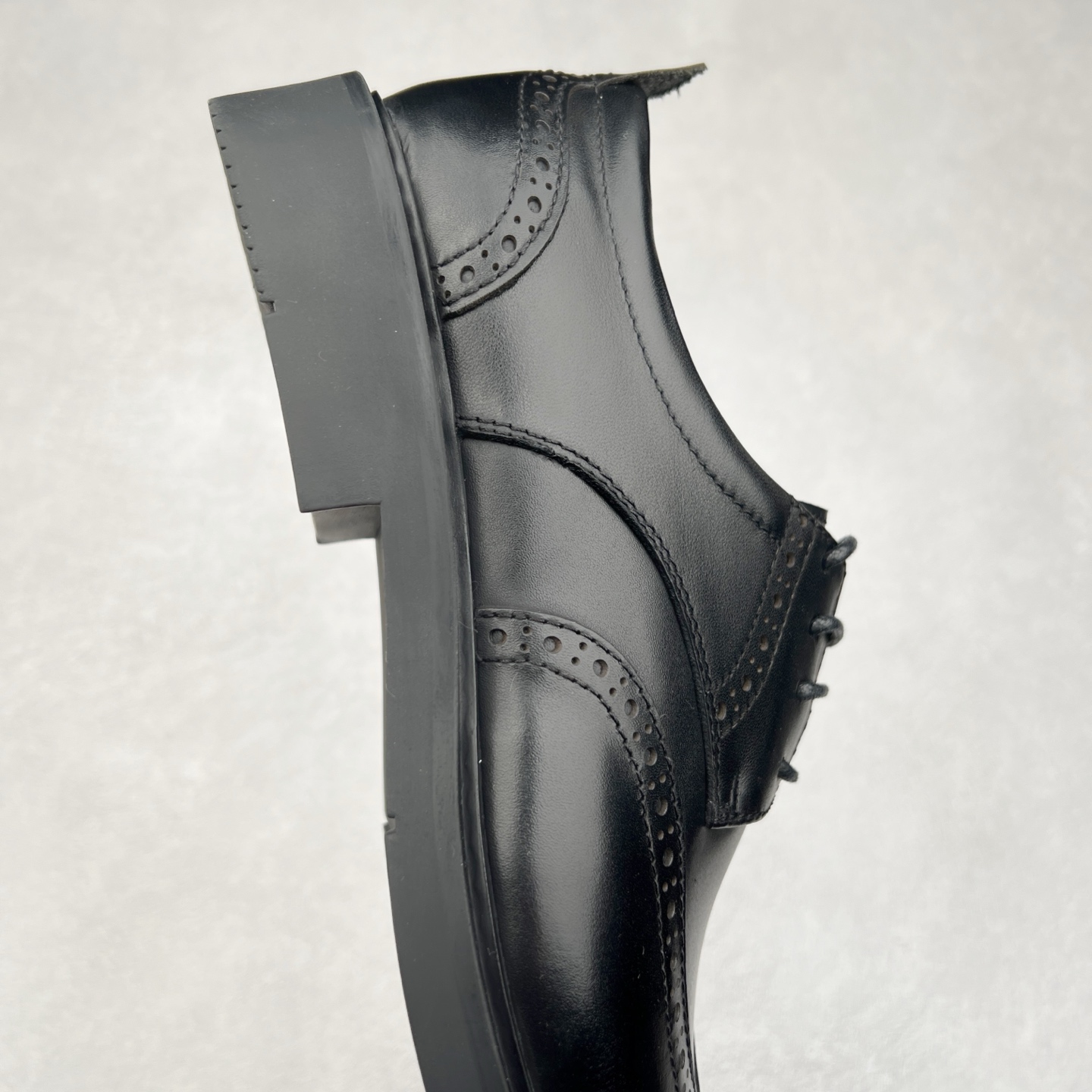 图片[6]-Ecco爱步男鞋新款运动鞋 跑鞋厚底增高老爹鞋 驱动系列全新款式 拼色拼接鞋面 时尚有型 牛皮与纺织品拼接 脚感舒适 出街有型 贴心套脚系带设计 舒适包裹双足 柔软细腻，亲肤透气 以摩托车粗犷胎纹为灵感 PU大底提供牵引性和支撑性 耐磨防滑提升稳定性 轻盈鞋底 舒适耐穿 户外出行 肆意洒脱 尺码：38 39 40 41 42 43 44（皮鞋码）-选品中心