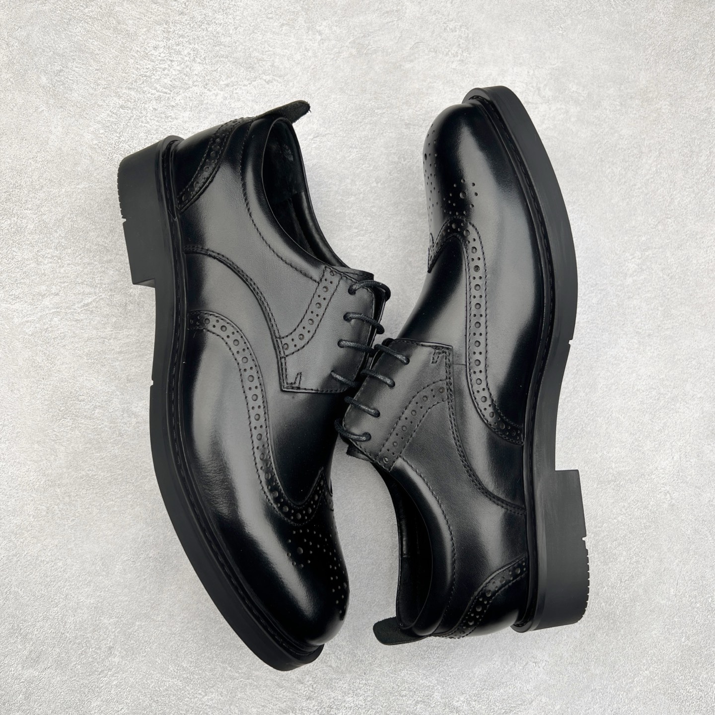 图片[3]-Ecco爱步男鞋新款运动鞋 跑鞋厚底增高老爹鞋 驱动系列全新款式 拼色拼接鞋面 时尚有型 牛皮与纺织品拼接 脚感舒适 出街有型 贴心套脚系带设计 舒适包裹双足 柔软细腻，亲肤透气 以摩托车粗犷胎纹为灵感 PU大底提供牵引性和支撑性 耐磨防滑提升稳定性 轻盈鞋底 舒适耐穿 户外出行 肆意洒脱 尺码：38 39 40 41 42 43 44（皮鞋码）-选品中心