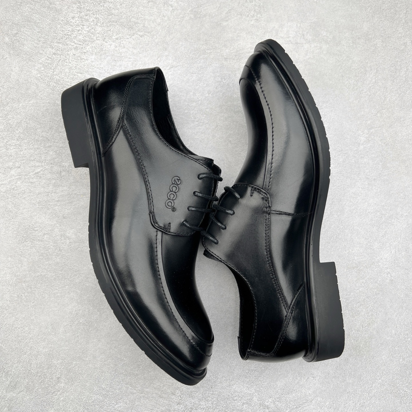 图片[3]-Ecco爱步男鞋新款运动鞋 跑鞋厚底增高老爹鞋 驱动系列全新款式 拼色拼接鞋面 时尚有型 牛皮与纺织品拼接 脚感舒适 出街有型 贴心套脚系带设计 舒适包裹双足 柔软细腻，亲肤透气 以摩托车粗犷胎纹为灵感 PU大底提供牵引性和支撑性 耐磨防滑提升稳定性 轻盈鞋底 舒适耐穿 户外出行 肆意洒脱 尺码：38 39 40 41 42 43 44（皮鞋码）-选品中心