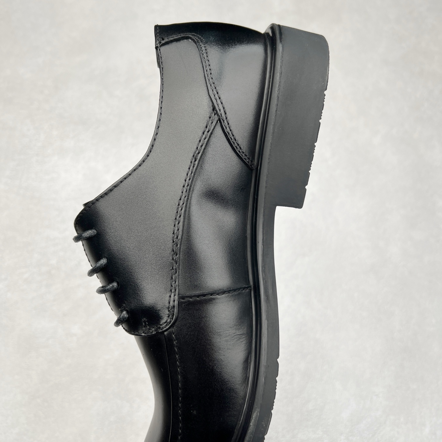 图片[7]-Ecco爱步男鞋新款运动鞋 跑鞋厚底增高老爹鞋 驱动系列全新款式 拼色拼接鞋面 时尚有型 牛皮与纺织品拼接 脚感舒适 出街有型 贴心套脚系带设计 舒适包裹双足 柔软细腻，亲肤透气 以摩托车粗犷胎纹为灵感 PU大底提供牵引性和支撑性 耐磨防滑提升稳定性 轻盈鞋底 舒适耐穿 户外出行 肆意洒脱 尺码：38 39 40 41 42 43 44（皮鞋码）-选品中心