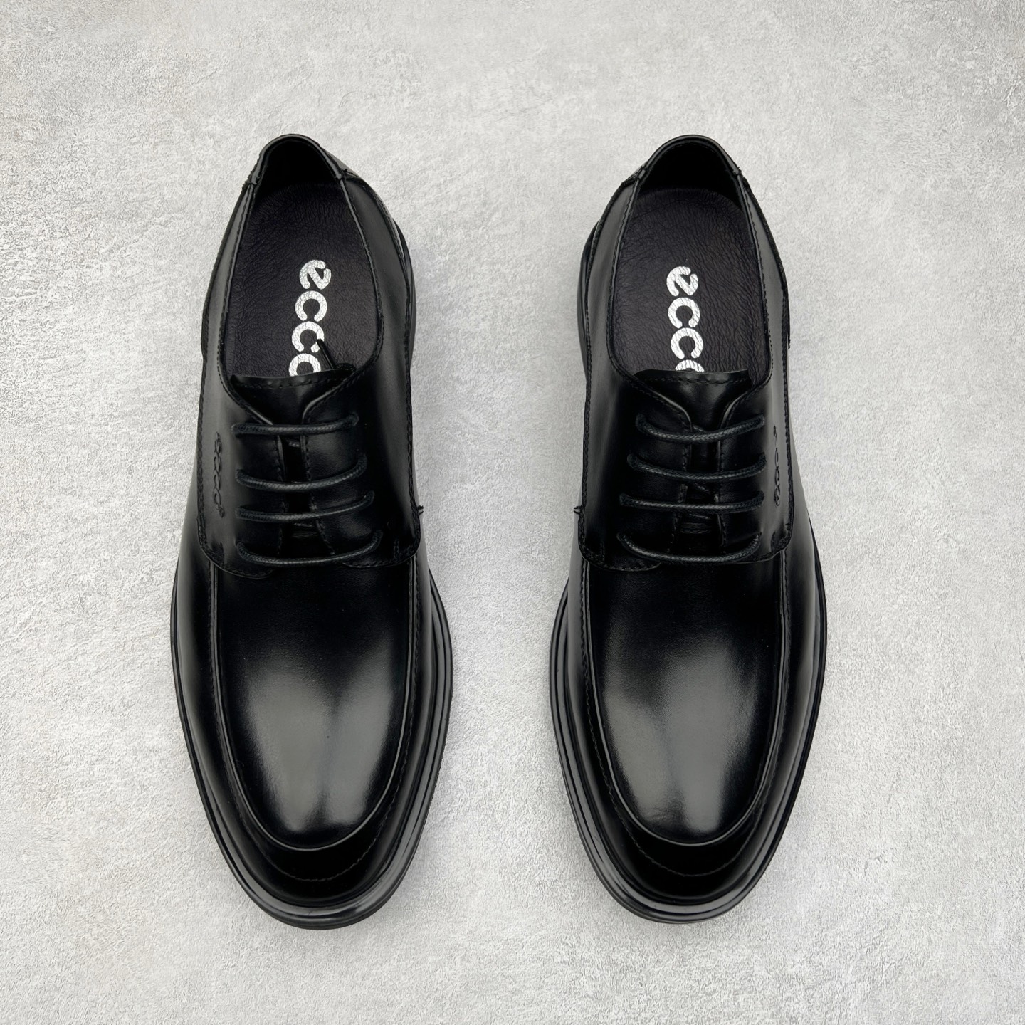 图片[2]-Ecco爱步男鞋新款运动鞋 跑鞋厚底增高老爹鞋 驱动系列全新款式 拼色拼接鞋面 时尚有型 牛皮与纺织品拼接 脚感舒适 出街有型 贴心套脚系带设计 舒适包裹双足 柔软细腻，亲肤透气 以摩托车粗犷胎纹为灵感 PU大底提供牵引性和支撑性 耐磨防滑提升稳定性 轻盈鞋底 舒适耐穿 户外出行 肆意洒脱 尺码：38 39 40 41 42 43 44（皮鞋码）-选品中心