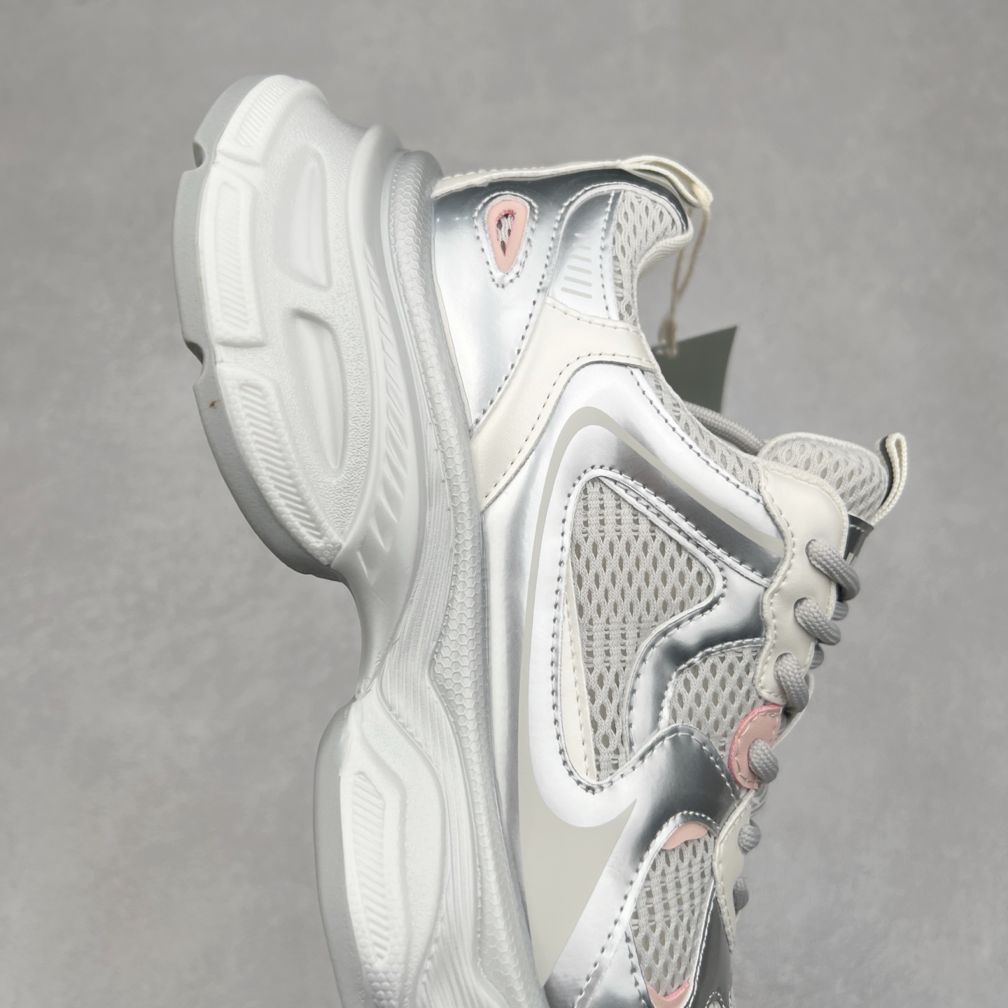 图片[6]-GG-CC Chunky Low安哥拉红休闲运动老爹鞋系列 广东大厂出品 完美细节 25ss春季新款 大长腿 时髦look轻松定格 不费力展现率性氛围 酷帅机能风不规则设计大底 GGCC 银灰红色拼色造型设计 轻便舒适百搭 不管怎么搭都敲好看~尺码：35 36 37 38 39 40-选品中心