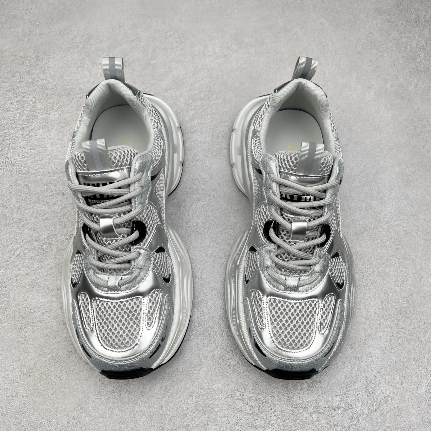 图片[2]-GG-CC Chunky Low安哥拉红休闲运动老爹鞋系列 广东大厂出品 完美细节 25ss春季新款 大长腿 时髦look轻松定格 不费力展现率性氛围 酷帅机能风不规则设计大底 GGCC 银灰红色拼色造型设计 轻便舒适百搭 不管怎么搭都敲好看~尺码：35 36 37 38 39 40-选品中心