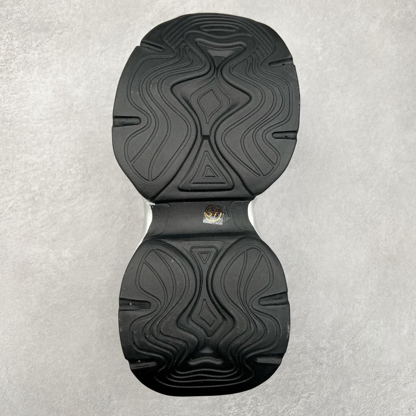 图片[9]-GG-CC Chunky Low安哥拉红休闲运动老爹鞋系列 广东大厂出品 完美细节 25ss春季新款 大长腿 时髦look轻松定格 不费力展现率性氛围 酷帅机能风不规则设计大底 GGCC 银灰红色拼色造型设计 轻便舒适百搭 不管怎么搭都敲好看~尺码：35 36 37 38 39 40-选品中心