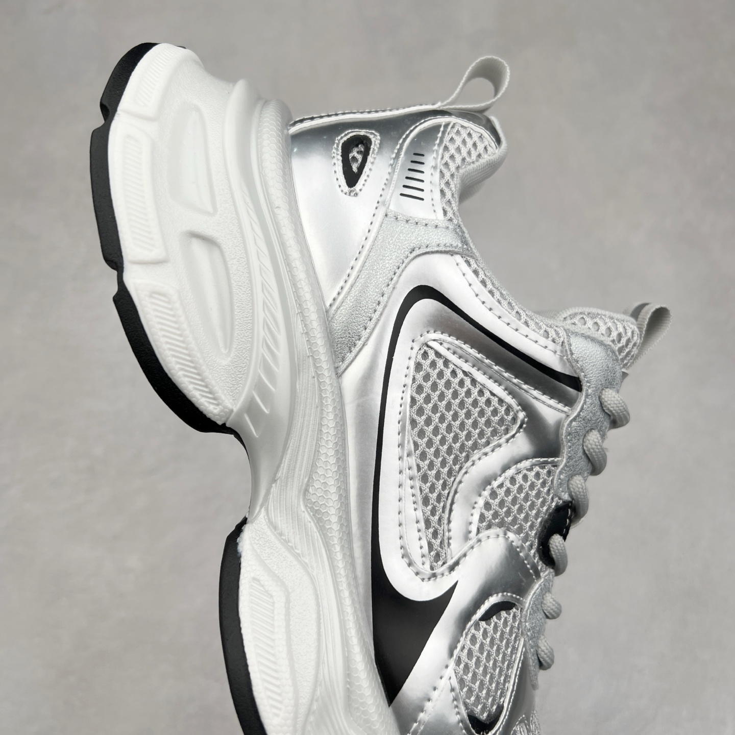 图片[6]-GG-CC Chunky Low安哥拉红休闲运动老爹鞋系列 广东大厂出品 完美细节 25ss春季新款 大长腿 时髦look轻松定格 不费力展现率性氛围 酷帅机能风不规则设计大底 GGCC 银灰红色拼色造型设计 轻便舒适百搭 不管怎么搭都敲好看~尺码：35 36 37 38 39 40-选品中心