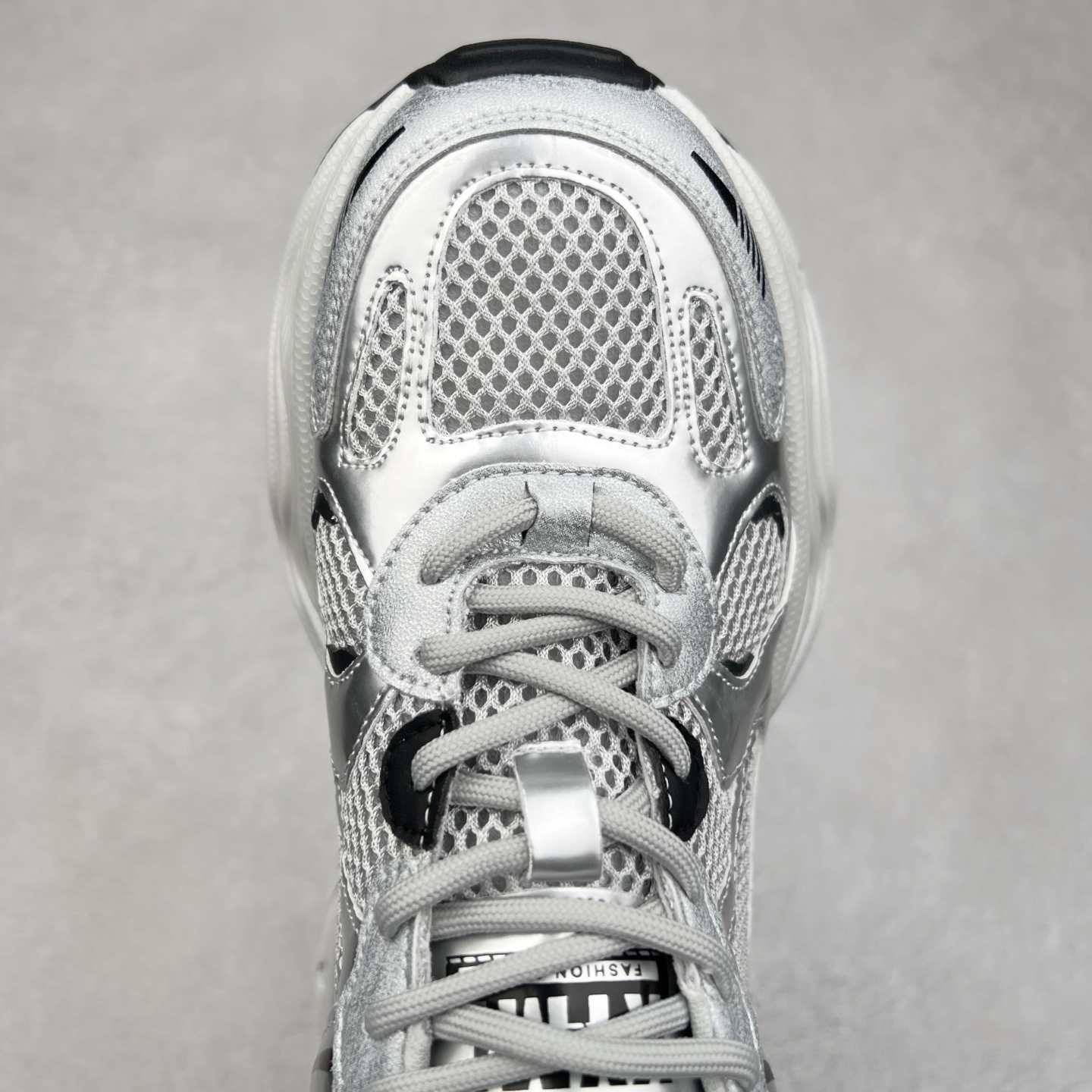 图片[4]-GG-CC Chunky Low安哥拉红休闲运动老爹鞋系列 广东大厂出品 完美细节 25ss春季新款 大长腿 时髦look轻松定格 不费力展现率性氛围 酷帅机能风不规则设计大底 GGCC 银灰红色拼色造型设计 轻便舒适百搭 不管怎么搭都敲好看~尺码：35 36 37 38 39 40-选品中心