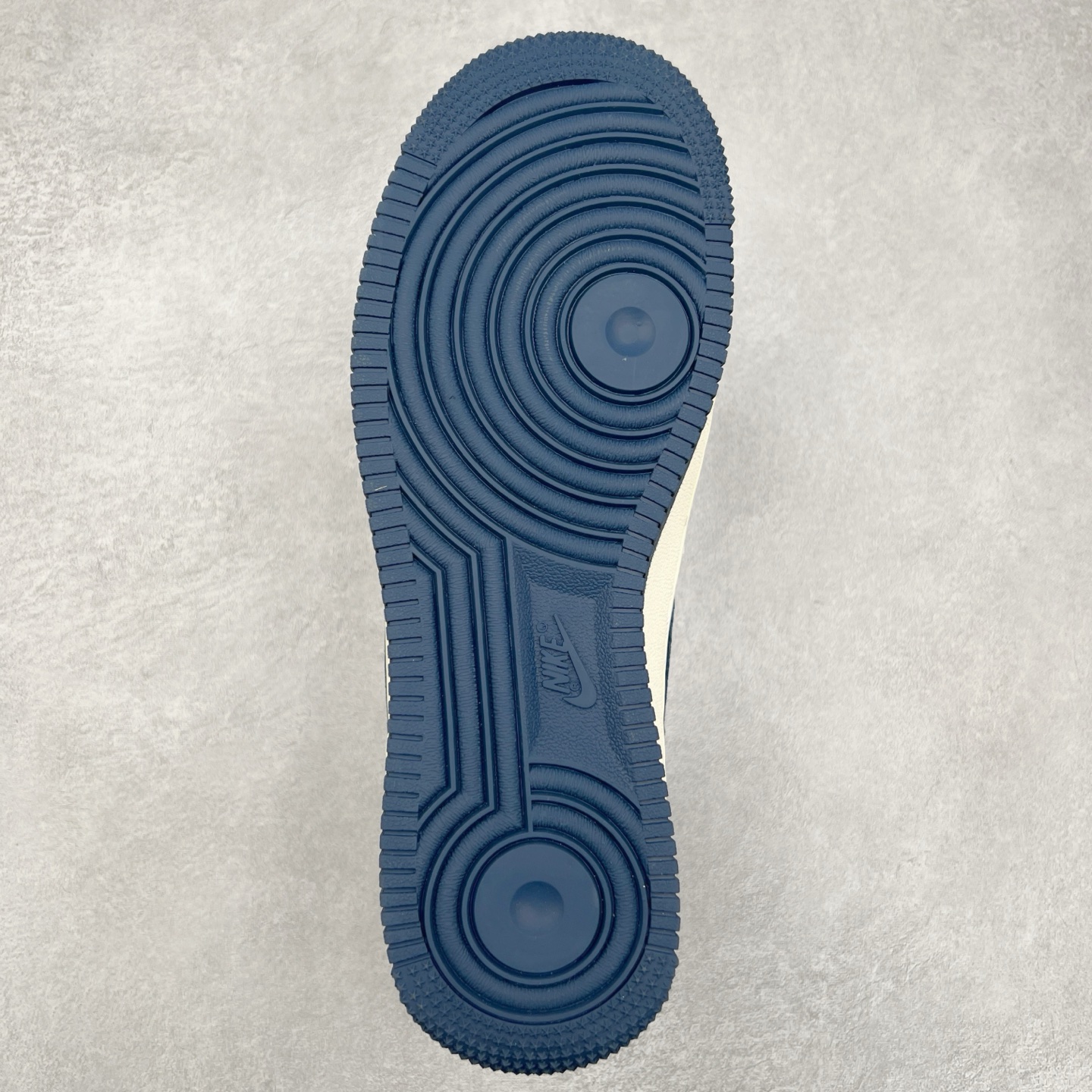 图片[9]-＃福利特价 NK Air Force 1´07 Low 空军一号低帮百搭休闲运动板鞋 柔软、弹性十足的缓震性能和出色的中底设计 横跨复古与现代的外型结合 造就出风靡全球 三十多年的Force 1 直到今天还深受青睐 实拍调校N版已经零色差零失真 百分百还原实物色彩所见即所得 不存在货不对板色差等低级问题 选购参考实物拍摄 不混卖不参货 只用心做好货严格选品 承诺混一赔十 尺码：36 36.5 37.5 38 38.5 39 40 40.5 41 42 42.5 43 44 44.5 45-选品中心