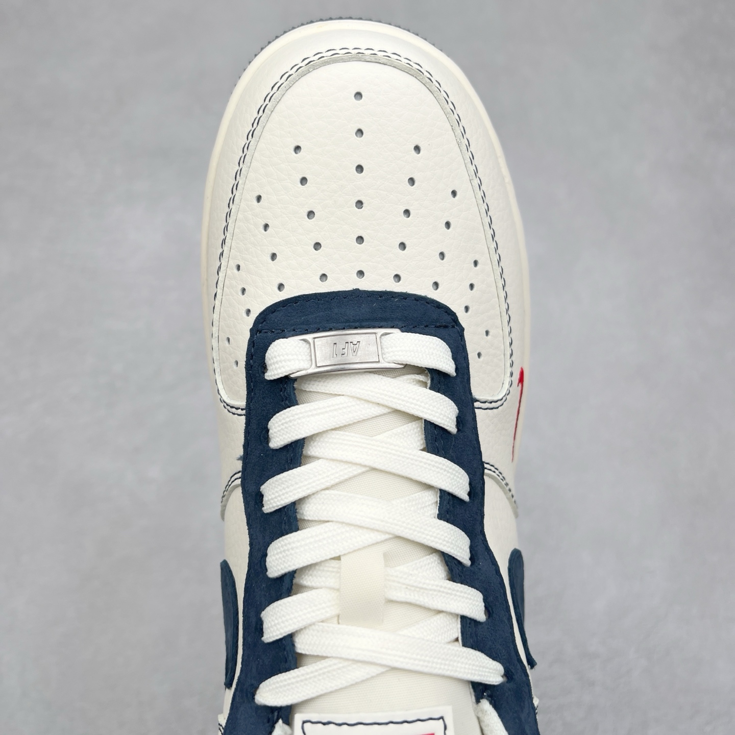 图片[4]-＃福利特价 NK Air Force 1´07 Low 空军一号低帮百搭休闲运动板鞋 柔软、弹性十足的缓震性能和出色的中底设计 横跨复古与现代的外型结合 造就出风靡全球 三十多年的Force 1 直到今天还深受青睐 实拍调校N版已经零色差零失真 百分百还原实物色彩所见即所得 不存在货不对板色差等低级问题 选购参考实物拍摄 不混卖不参货 只用心做好货严格选品 承诺混一赔十 尺码：36 36.5 37.5 38 38.5 39 40 40.5 41 42 42.5 43 44 44.5 45-选品中心