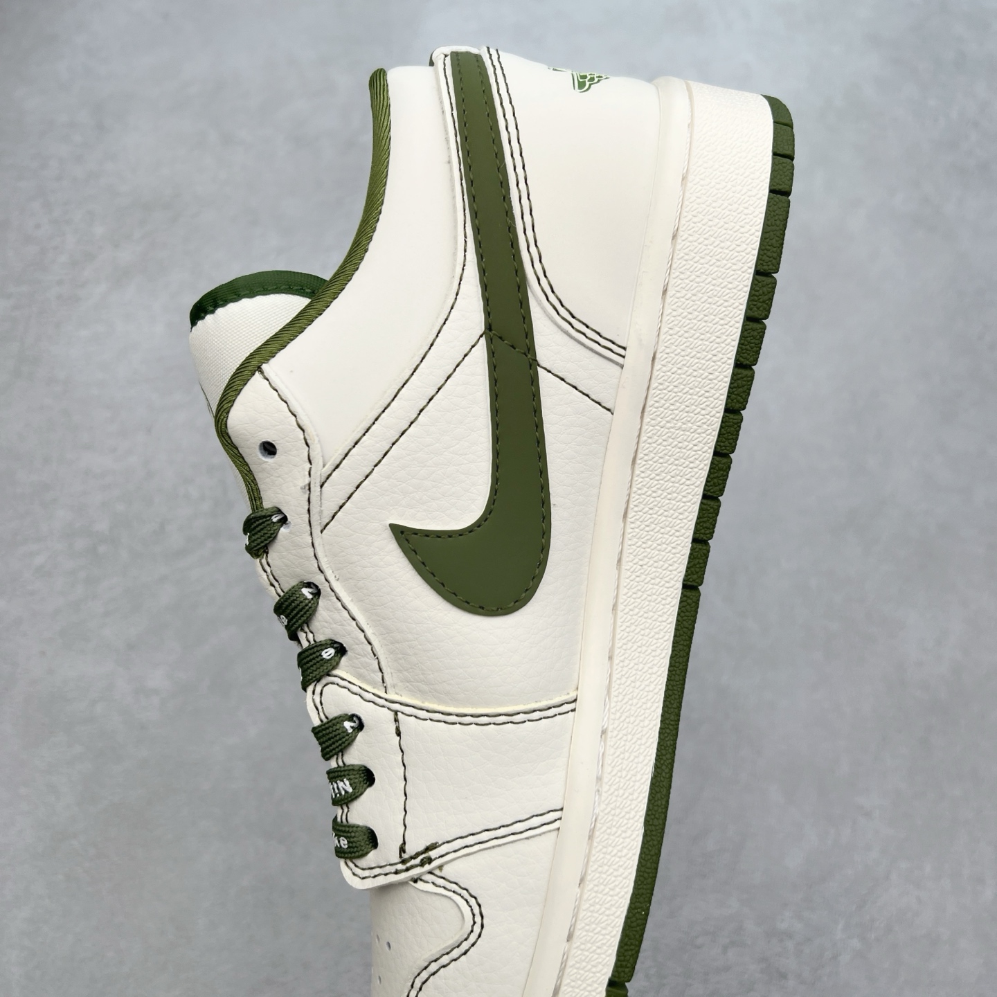 图片[7]-＃福利特价 TS x Air Jordan AJ1 Low 倒钩低帮联名定制配色 原厂内置气垫魔块 A模大底 头层小牛皮 鞋舌AJ原厂专用牛津布+AJ专用反口珍珠布+原厂无杂质高弹内里海棉+特殊封边弹力鞋带 实拍调校N版已经零色差零失真 百分百还原实物色彩所见即所得 不存在货不对板色差等低级问题 选购参考实物拍摄 不混卖不参货 只用心做好货严格选品 承诺混一赔十 尺码：36 36.5 37.5 38 38.5 39 40 40.5 41 42 42.5 43 44 44.5 45-选品中心