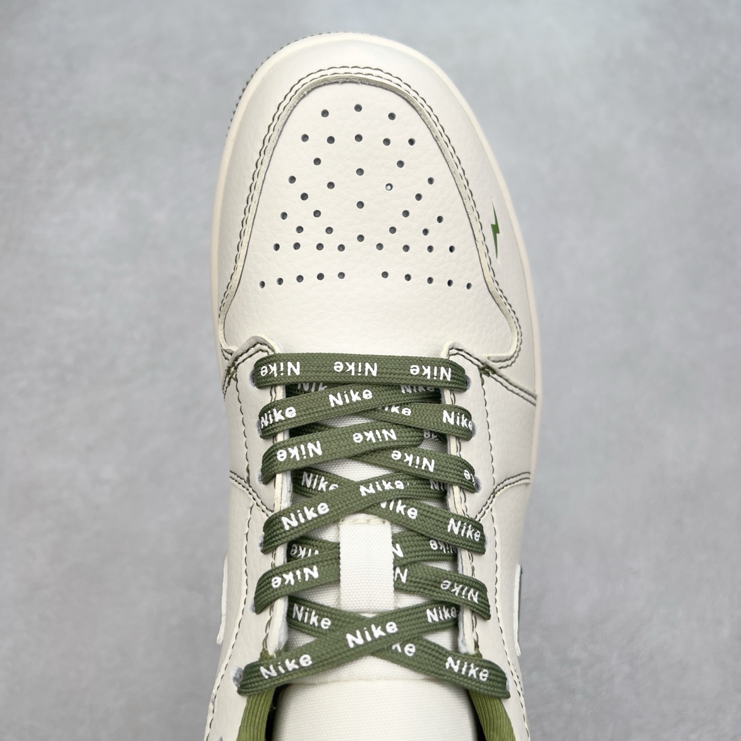 图片[4]-＃福利特价 TS x Air Jordan AJ1 Low 倒钩低帮联名定制配色 原厂内置气垫魔块 A模大底 头层小牛皮 鞋舌AJ原厂专用牛津布+AJ专用反口珍珠布+原厂无杂质高弹内里海棉+特殊封边弹力鞋带 实拍调校N版已经零色差零失真 百分百还原实物色彩所见即所得 不存在货不对板色差等低级问题 选购参考实物拍摄 不混卖不参货 只用心做好货严格选品 承诺混一赔十 尺码：36 36.5 37.5 38 38.5 39 40 40.5 41 42 42.5 43 44 44.5 45-选品中心