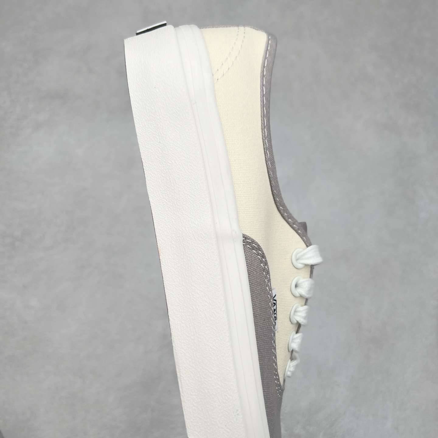 图片[6]-Vans Authentic REISSUE 44 范斯官方 舒适百搭低帮休闲帆布鞋 融合了Vans安纳海姆的复古属性 从鞋型和贴合度方面重塑鞋款 尺码：35 36 36.5 37 38 38.5 39 40 40.5 41 42 42.5 43 44-选品中心