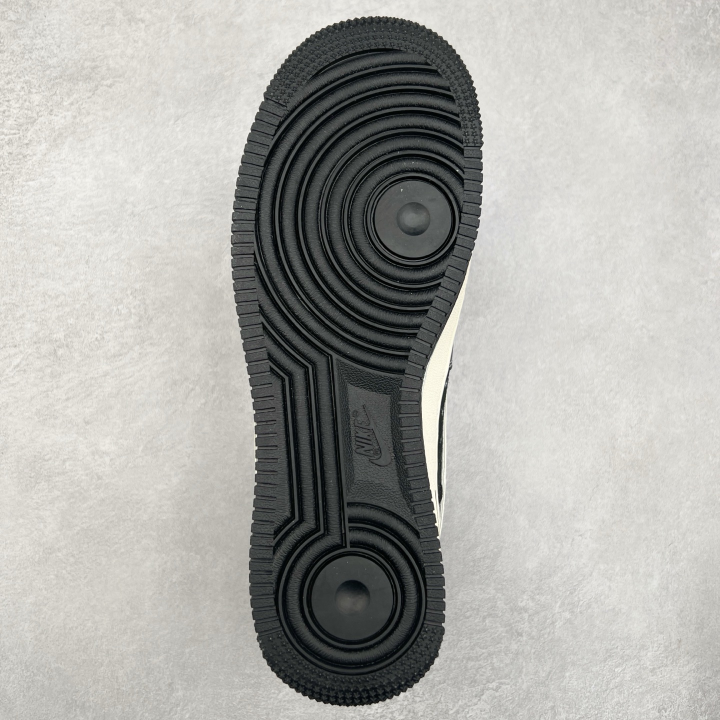 图片[9]-＃福利特价 NK Air Force 1´07 Low 空军一号低帮百搭休闲运动板鞋 柔软、弹性十足的缓震性能和出色的中底设计 横跨复古与现代的外型结合 造就出风靡全球 三十多年的Force 1 直到今天还深受青睐 实拍调校N版已经零色差零失真 百分百还原实物色彩所见即所得 不存在货不对板色差等低级问题 选购参考实物拍摄 不混卖不参货 只用心做好货严格选品 承诺混一赔十 尺码：36 36.5 37.5 38 38.5 39 40 40.5 41 42 42.5 43 44 44.5 45-选品中心