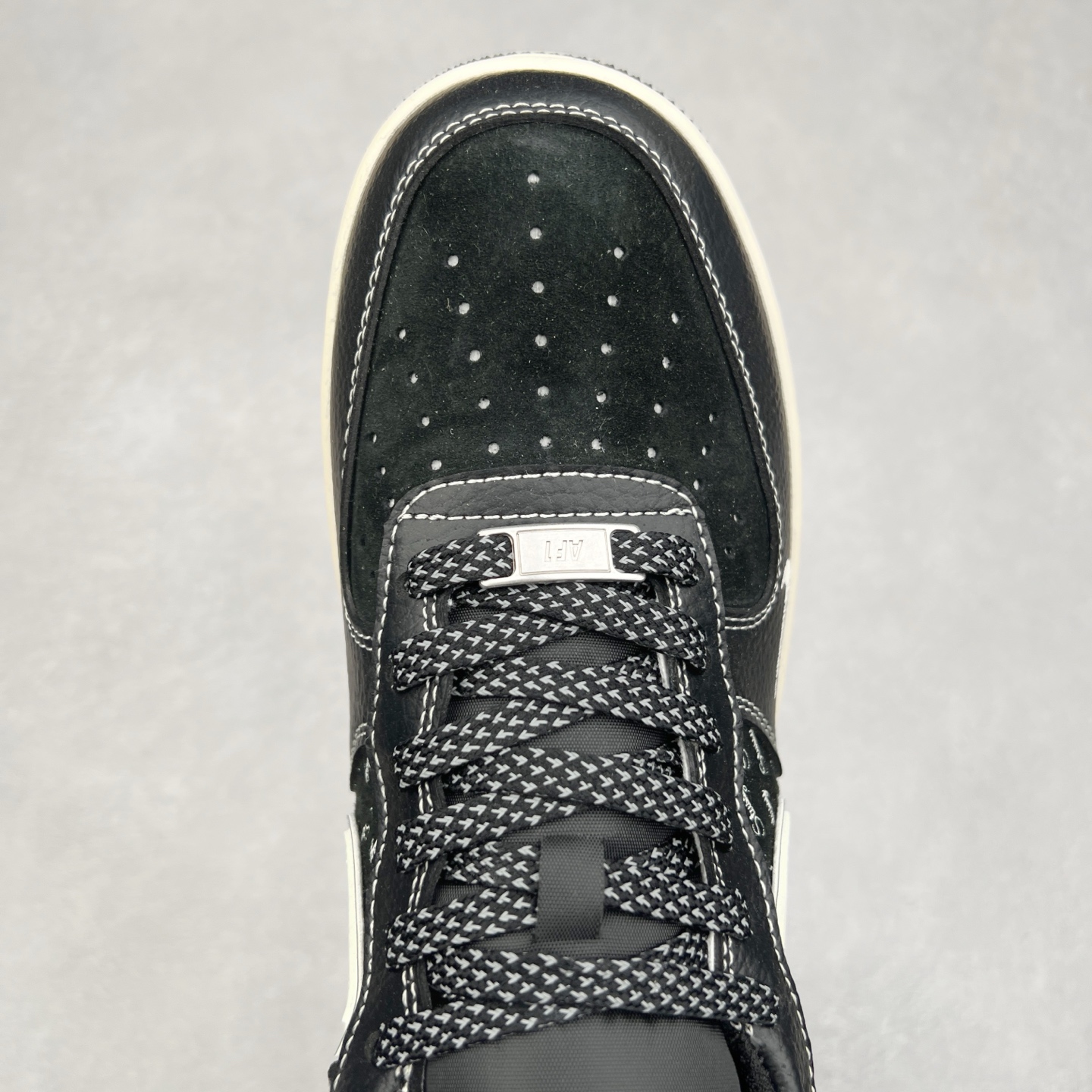 图片[4]-＃福利特价 NK Air Force 1´07 Low 空军一号低帮百搭休闲运动板鞋 柔软、弹性十足的缓震性能和出色的中底设计 横跨复古与现代的外型结合 造就出风靡全球 三十多年的Force 1 直到今天还深受青睐 实拍调校N版已经零色差零失真 百分百还原实物色彩所见即所得 不存在货不对板色差等低级问题 选购参考实物拍摄 不混卖不参货 只用心做好货严格选品 承诺混一赔十 尺码：36 36.5 37.5 38 38.5 39 40 40.5 41 42 42.5 43 44 44.5 45-选品中心