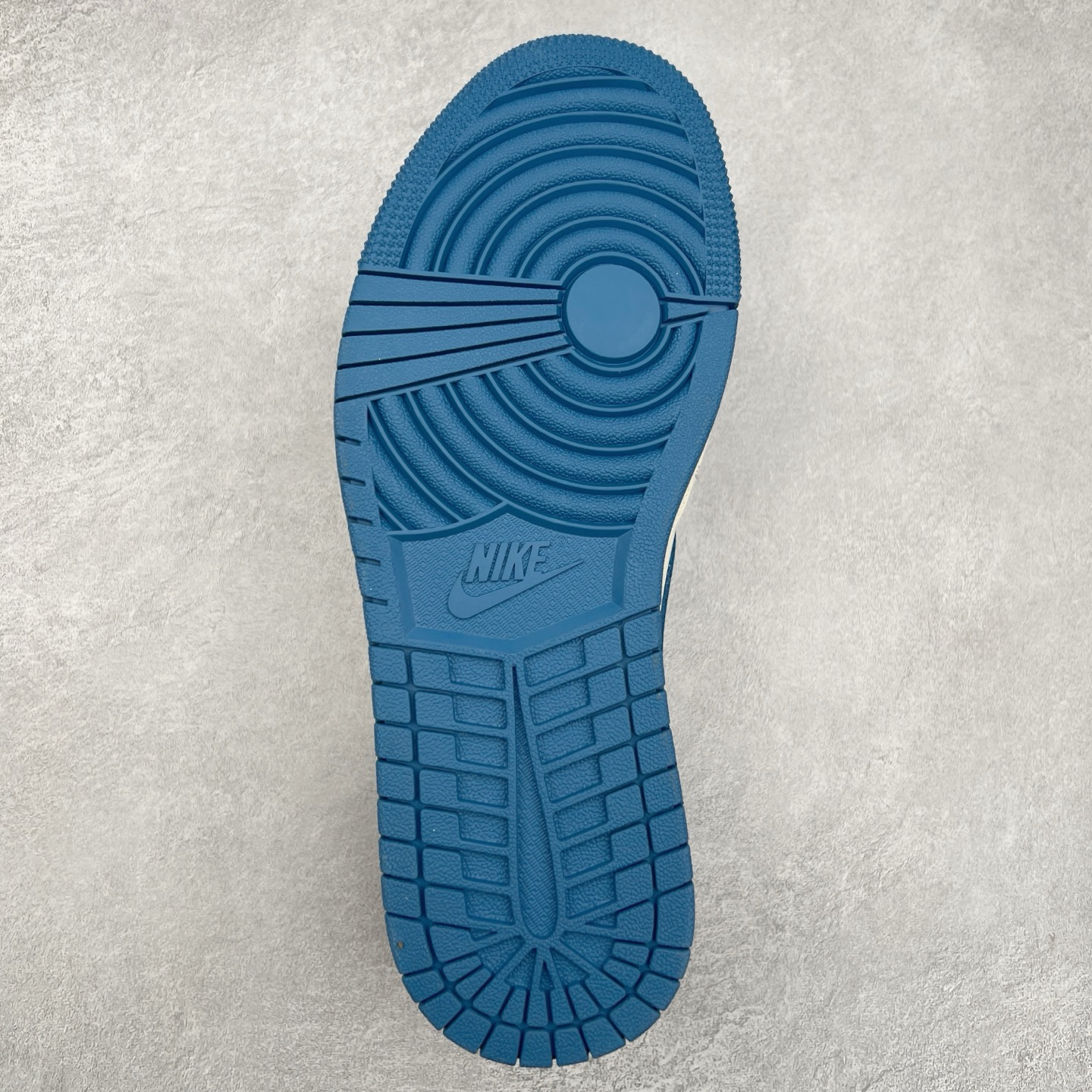 图片[9]-＃福利特价 TS x Air Jordan AJ1 Low 倒钩低帮联名定制配色 原厂内置气垫魔块 A模大底 头层小牛皮 鞋舌AJ原厂专用牛津布+AJ专用反口珍珠布+原厂无杂质高弹内里海棉+特殊封边弹力鞋带 实拍调校N版已经零色差零失真 百分百还原实物色彩所见即所得 不存在货不对板色差等低级问题 选购参考实物拍摄 不混卖不参货 只用心做好货严格选品 承诺混一赔十 尺码：36 36.5 37.5 38 38.5 39 40 40.5 41 42 42.5 43 44 44.5 45-选品中心