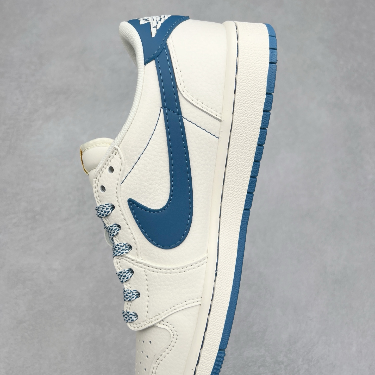 图片[7]-＃福利特价 TS x Air Jordan AJ1 Low 倒钩低帮联名定制配色 原厂内置气垫魔块 A模大底 头层小牛皮 鞋舌AJ原厂专用牛津布+AJ专用反口珍珠布+原厂无杂质高弹内里海棉+特殊封边弹力鞋带 实拍调校N版已经零色差零失真 百分百还原实物色彩所见即所得 不存在货不对板色差等低级问题 选购参考实物拍摄 不混卖不参货 只用心做好货严格选品 承诺混一赔十 尺码：36 36.5 37.5 38 38.5 39 40 40.5 41 42 42.5 43 44 44.5 45-选品中心