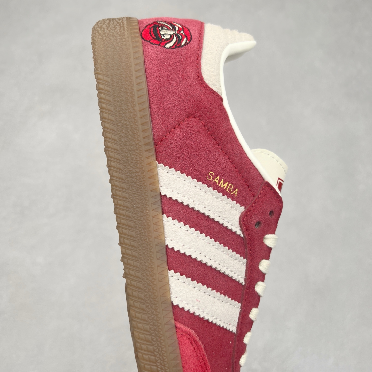 图片[6]-AD Original Samba OG 复古经典轻便板鞋 IG8905 这款桑巴鞋展示了高质量的工艺 带有装饰的超锁缝制和无缝的手感 柔软、柔软的皮革造型和标志性的3条纹完成了精致的外观 正规合身鞋带 鞋面上有绒面鞋垫 橡胶鞋底 享受正畸套筒软感 自50年代首次亮相以来就一直在赢得粉丝的青睐 尺码：36 36.5 37.5 38 38.5 39 40 40.5 41 42 42.5 43 44 44.5 45-选品中心