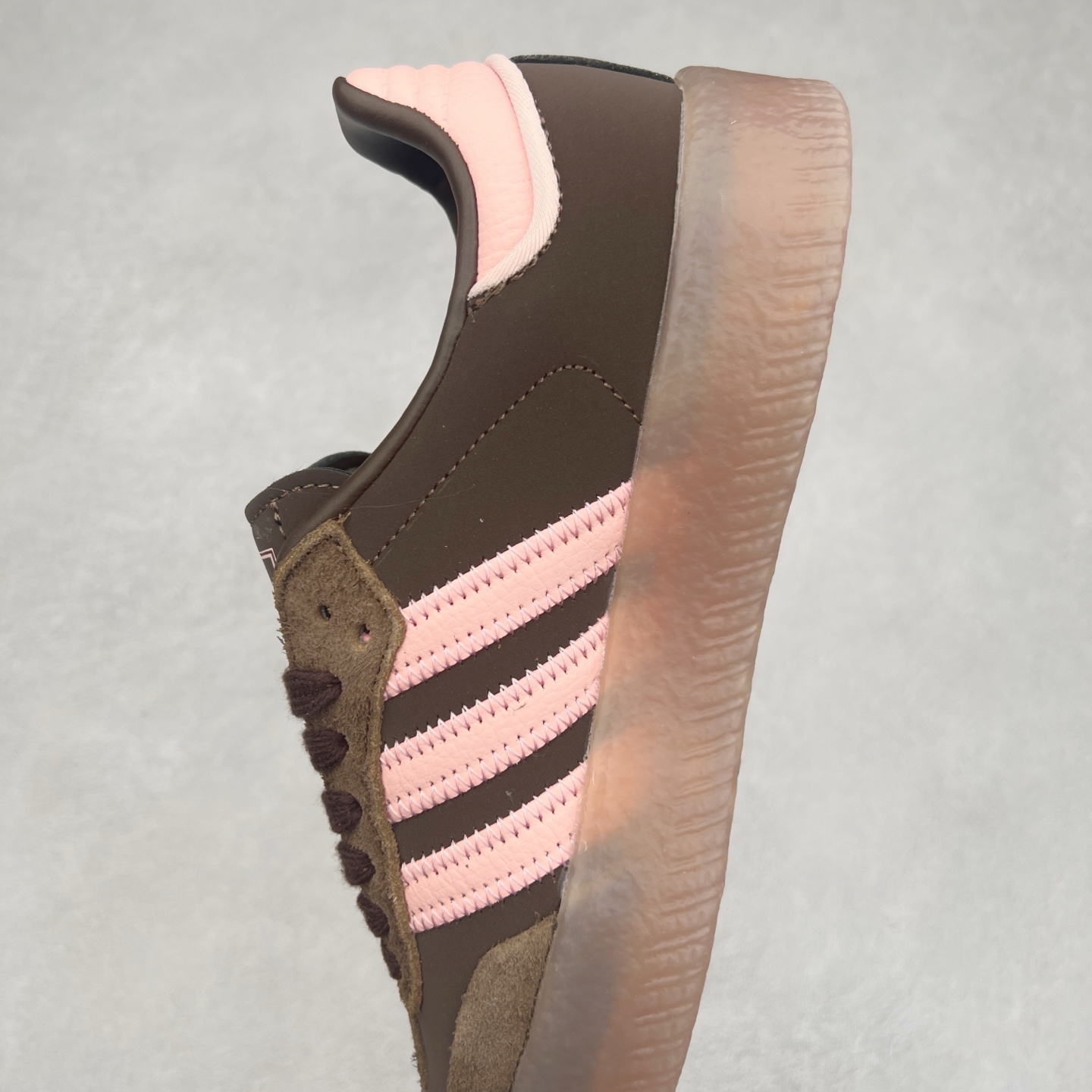 图片[7]-＃福利特价 AD Samba XLG 桑巴舞加大厚底版系列德训风百搭松糕休闲运动板鞋生胶底 自Originals Samba成功借势Blokecore风潮一跃成为街头巷尾的焦点鞋款后,不论是围绕Samba本身打造的各式「变种版本」,还是以Samba为蓝本打造联名鞋款,都成为了时尚潮流人士日常穿搭首选。Samba XLG是adidas Originals不断扩展XLG系列的一部分,旨在与年轻文化相契合,迎合那些希望通过个性时尚表达自我而不愿牺牲舒适度的年轻群体。街头时尚领域的Gen Z特别偏爱宽松的穿着风格。Samba XLG针对这一点做了创新。它在延续Samba OG经典设计的基础上,迎合年轻群体的穿着习惯,重塑为宽大的鞋身比例轮廓以及加厚中底,让消费者轻松展示自己独特的风格。全新的Samba XLG系列不仅迎合了当下年轻群体的穿搭习惯,加宽了鞋身比例以及将中底进一步增厚,在视觉比例上更加饱满,同时还保留了经典Samba的细节,这样一来,鞋迷朋友在穿搭上不仅能更加个性化,而且还能延续一定的复古感受。尺码：36 36⅔ 37⅓ 38 38⅔ 39⅓ 40 40⅔ 41⅓ 42 42⅔ 43⅓ 44 45-选品中心