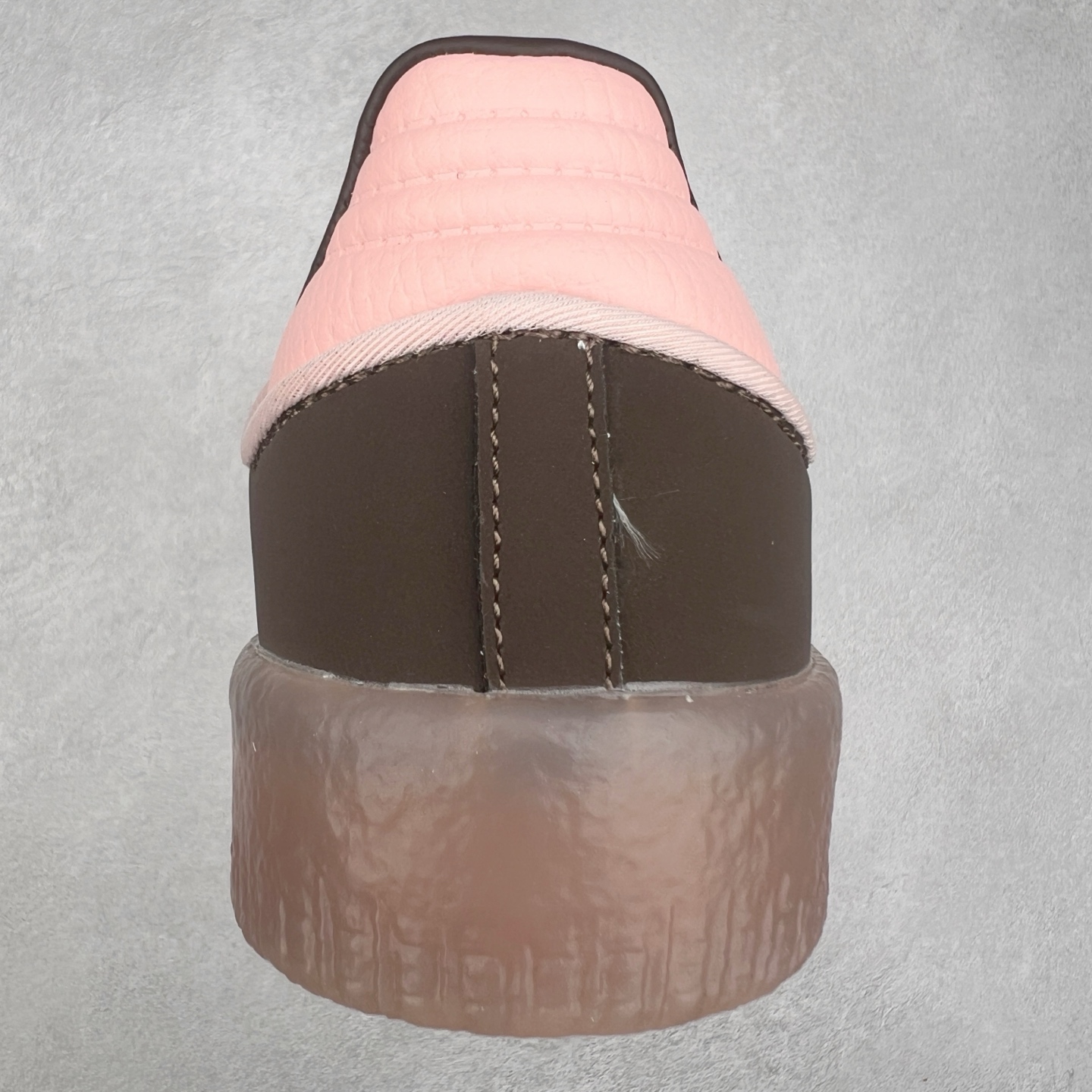 图片[8]-＃福利特价 AD Samba XLG 桑巴舞加大厚底版系列德训风百搭松糕休闲运动板鞋生胶底 自Originals Samba成功借势Blokecore风潮一跃成为街头巷尾的焦点鞋款后,不论是围绕Samba本身打造的各式「变种版本」,还是以Samba为蓝本打造联名鞋款,都成为了时尚潮流人士日常穿搭首选。Samba XLG是adidas Originals不断扩展XLG系列的一部分,旨在与年轻文化相契合,迎合那些希望通过个性时尚表达自我而不愿牺牲舒适度的年轻群体。街头时尚领域的Gen Z特别偏爱宽松的穿着风格。Samba XLG针对这一点做了创新。它在延续Samba OG经典设计的基础上,迎合年轻群体的穿着习惯,重塑为宽大的鞋身比例轮廓以及加厚中底,让消费者轻松展示自己独特的风格。全新的Samba XLG系列不仅迎合了当下年轻群体的穿搭习惯,加宽了鞋身比例以及将中底进一步增厚,在视觉比例上更加饱满,同时还保留了经典Samba的细节,这样一来,鞋迷朋友在穿搭上不仅能更加个性化,而且还能延续一定的复古感受。尺码：36 36⅔ 37⅓ 38 38⅔ 39⅓ 40 40⅔ 41⅓ 42 42⅔ 43⅓ 44 45-选品中心