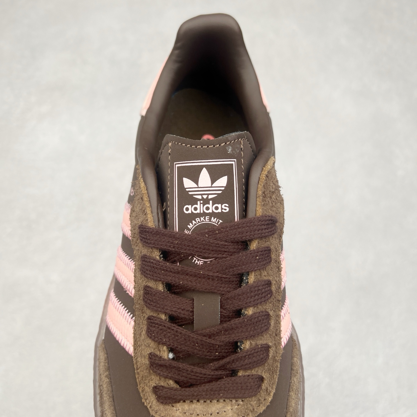 图片[5]-＃福利特价 AD Samba XLG 桑巴舞加大厚底版系列德训风百搭松糕休闲运动板鞋生胶底 自Originals Samba成功借势Blokecore风潮一跃成为街头巷尾的焦点鞋款后,不论是围绕Samba本身打造的各式「变种版本」,还是以Samba为蓝本打造联名鞋款,都成为了时尚潮流人士日常穿搭首选。Samba XLG是adidas Originals不断扩展XLG系列的一部分,旨在与年轻文化相契合,迎合那些希望通过个性时尚表达自我而不愿牺牲舒适度的年轻群体。街头时尚领域的Gen Z特别偏爱宽松的穿着风格。Samba XLG针对这一点做了创新。它在延续Samba OG经典设计的基础上,迎合年轻群体的穿着习惯,重塑为宽大的鞋身比例轮廓以及加厚中底,让消费者轻松展示自己独特的风格。全新的Samba XLG系列不仅迎合了当下年轻群体的穿搭习惯,加宽了鞋身比例以及将中底进一步增厚,在视觉比例上更加饱满,同时还保留了经典Samba的细节,这样一来,鞋迷朋友在穿搭上不仅能更加个性化,而且还能延续一定的复古感受。尺码：36 36⅔ 37⅓ 38 38⅔ 39⅓ 40 40⅔ 41⅓ 42 42⅔ 43⅓ 44 45-选品中心