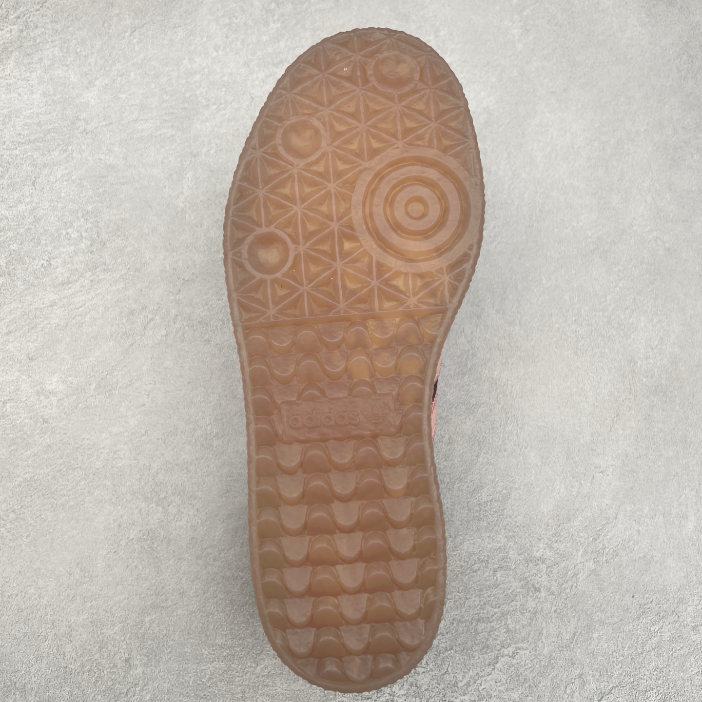 图片[9]-＃福利特价 AD Samba XLG 桑巴舞加大厚底版系列德训风百搭松糕休闲运动板鞋生胶底 自Originals Samba成功借势Blokecore风潮一跃成为街头巷尾的焦点鞋款后,不论是围绕Samba本身打造的各式「变种版本」,还是以Samba为蓝本打造联名鞋款,都成为了时尚潮流人士日常穿搭首选。Samba XLG是adidas Originals不断扩展XLG系列的一部分,旨在与年轻文化相契合,迎合那些希望通过个性时尚表达自我而不愿牺牲舒适度的年轻群体。街头时尚领域的Gen Z特别偏爱宽松的穿着风格。Samba XLG针对这一点做了创新。它在延续Samba OG经典设计的基础上,迎合年轻群体的穿着习惯,重塑为宽大的鞋身比例轮廓以及加厚中底,让消费者轻松展示自己独特的风格。全新的Samba XLG系列不仅迎合了当下年轻群体的穿搭习惯,加宽了鞋身比例以及将中底进一步增厚,在视觉比例上更加饱满,同时还保留了经典Samba的细节,这样一来,鞋迷朋友在穿搭上不仅能更加个性化,而且还能延续一定的复古感受。尺码：36 36⅔ 37⅓ 38 38⅔ 39⅓ 40 40⅔ 41⅓ 42 42⅔ 43⅓ 44 45-选品中心