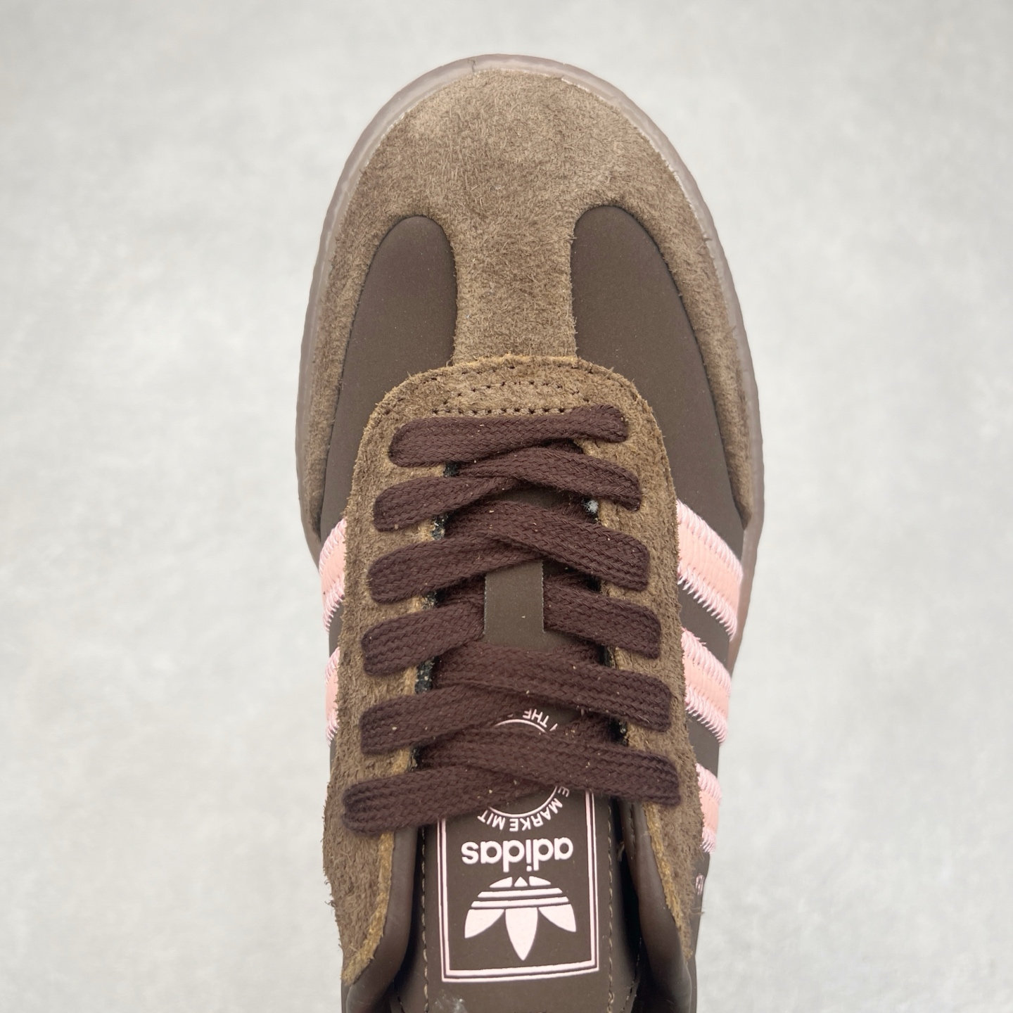 图片[4]-＃福利特价 AD Samba XLG 桑巴舞加大厚底版系列德训风百搭松糕休闲运动板鞋生胶底 自Originals Samba成功借势Blokecore风潮一跃成为街头巷尾的焦点鞋款后,不论是围绕Samba本身打造的各式「变种版本」,还是以Samba为蓝本打造联名鞋款,都成为了时尚潮流人士日常穿搭首选。Samba XLG是adidas Originals不断扩展XLG系列的一部分,旨在与年轻文化相契合,迎合那些希望通过个性时尚表达自我而不愿牺牲舒适度的年轻群体。街头时尚领域的Gen Z特别偏爱宽松的穿着风格。Samba XLG针对这一点做了创新。它在延续Samba OG经典设计的基础上,迎合年轻群体的穿着习惯,重塑为宽大的鞋身比例轮廓以及加厚中底,让消费者轻松展示自己独特的风格。全新的Samba XLG系列不仅迎合了当下年轻群体的穿搭习惯,加宽了鞋身比例以及将中底进一步增厚,在视觉比例上更加饱满,同时还保留了经典Samba的细节,这样一来,鞋迷朋友在穿搭上不仅能更加个性化,而且还能延续一定的复古感受。尺码：36 36⅔ 37⅓ 38 38⅔ 39⅓ 40 40⅔ 41⅓ 42 42⅔ 43⅓ 44 45-选品中心