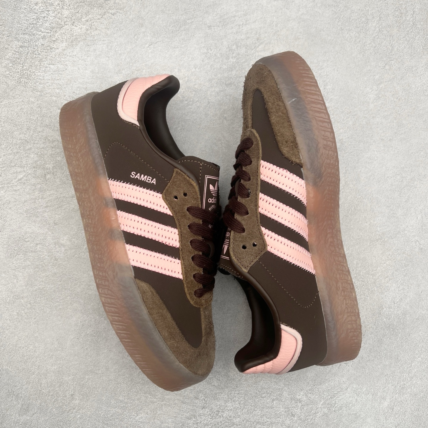 图片[3]-＃福利特价 AD Samba XLG 桑巴舞加大厚底版系列德训风百搭松糕休闲运动板鞋生胶底 自Originals Samba成功借势Blokecore风潮一跃成为街头巷尾的焦点鞋款后,不论是围绕Samba本身打造的各式「变种版本」,还是以Samba为蓝本打造联名鞋款,都成为了时尚潮流人士日常穿搭首选。Samba XLG是adidas Originals不断扩展XLG系列的一部分,旨在与年轻文化相契合,迎合那些希望通过个性时尚表达自我而不愿牺牲舒适度的年轻群体。街头时尚领域的Gen Z特别偏爱宽松的穿着风格。Samba XLG针对这一点做了创新。它在延续Samba OG经典设计的基础上,迎合年轻群体的穿着习惯,重塑为宽大的鞋身比例轮廓以及加厚中底,让消费者轻松展示自己独特的风格。全新的Samba XLG系列不仅迎合了当下年轻群体的穿搭习惯,加宽了鞋身比例以及将中底进一步增厚,在视觉比例上更加饱满,同时还保留了经典Samba的细节,这样一来,鞋迷朋友在穿搭上不仅能更加个性化,而且还能延续一定的复古感受。尺码：36 36⅔ 37⅓ 38 38⅔ 39⅓ 40 40⅔ 41⅓ 42 42⅔ 43⅓ 44 45-选品中心