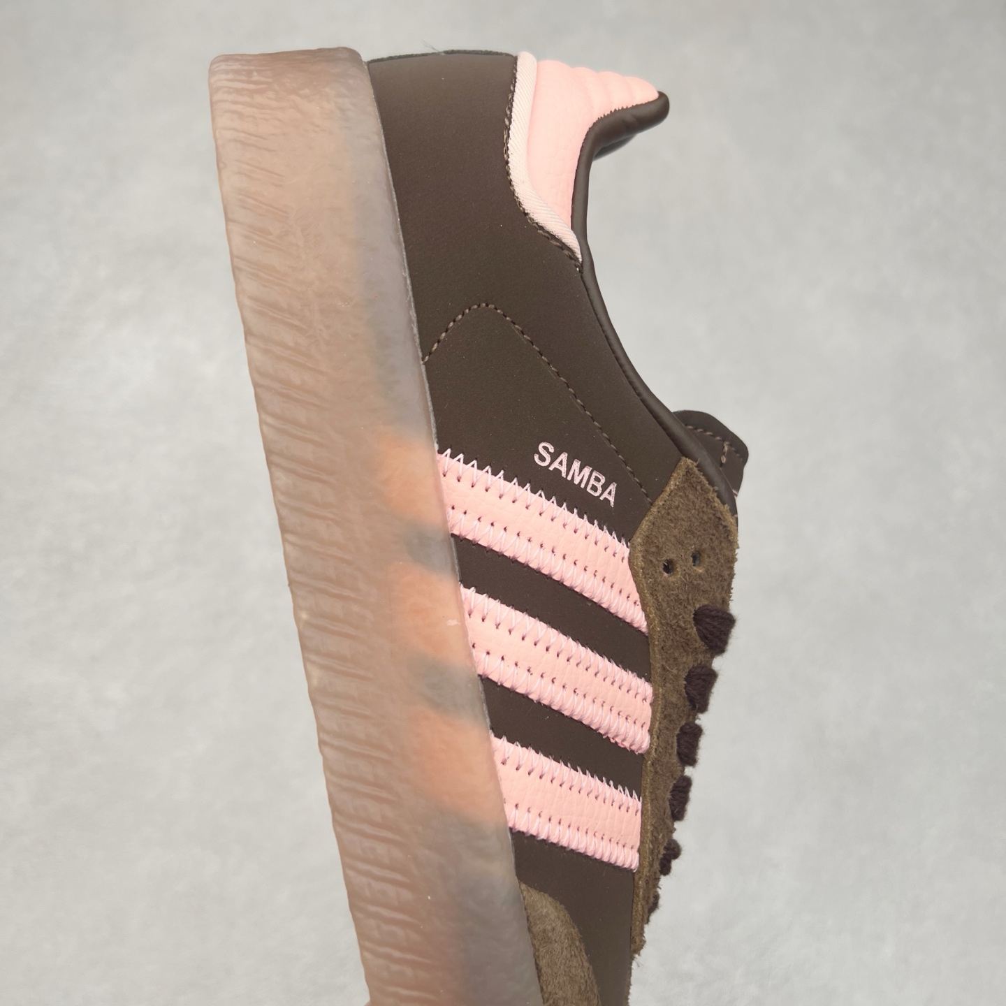 图片[6]-＃福利特价 AD Samba XLG 桑巴舞加大厚底版系列德训风百搭松糕休闲运动板鞋生胶底 自Originals Samba成功借势Blokecore风潮一跃成为街头巷尾的焦点鞋款后,不论是围绕Samba本身打造的各式「变种版本」,还是以Samba为蓝本打造联名鞋款,都成为了时尚潮流人士日常穿搭首选。Samba XLG是adidas Originals不断扩展XLG系列的一部分,旨在与年轻文化相契合,迎合那些希望通过个性时尚表达自我而不愿牺牲舒适度的年轻群体。街头时尚领域的Gen Z特别偏爱宽松的穿着风格。Samba XLG针对这一点做了创新。它在延续Samba OG经典设计的基础上,迎合年轻群体的穿着习惯,重塑为宽大的鞋身比例轮廓以及加厚中底,让消费者轻松展示自己独特的风格。全新的Samba XLG系列不仅迎合了当下年轻群体的穿搭习惯,加宽了鞋身比例以及将中底进一步增厚,在视觉比例上更加饱满,同时还保留了经典Samba的细节,这样一来,鞋迷朋友在穿搭上不仅能更加个性化,而且还能延续一定的复古感受。尺码：36 36⅔ 37⅓ 38 38⅔ 39⅓ 40 40⅔ 41⅓ 42 42⅔ 43⅓ 44 45-选品中心