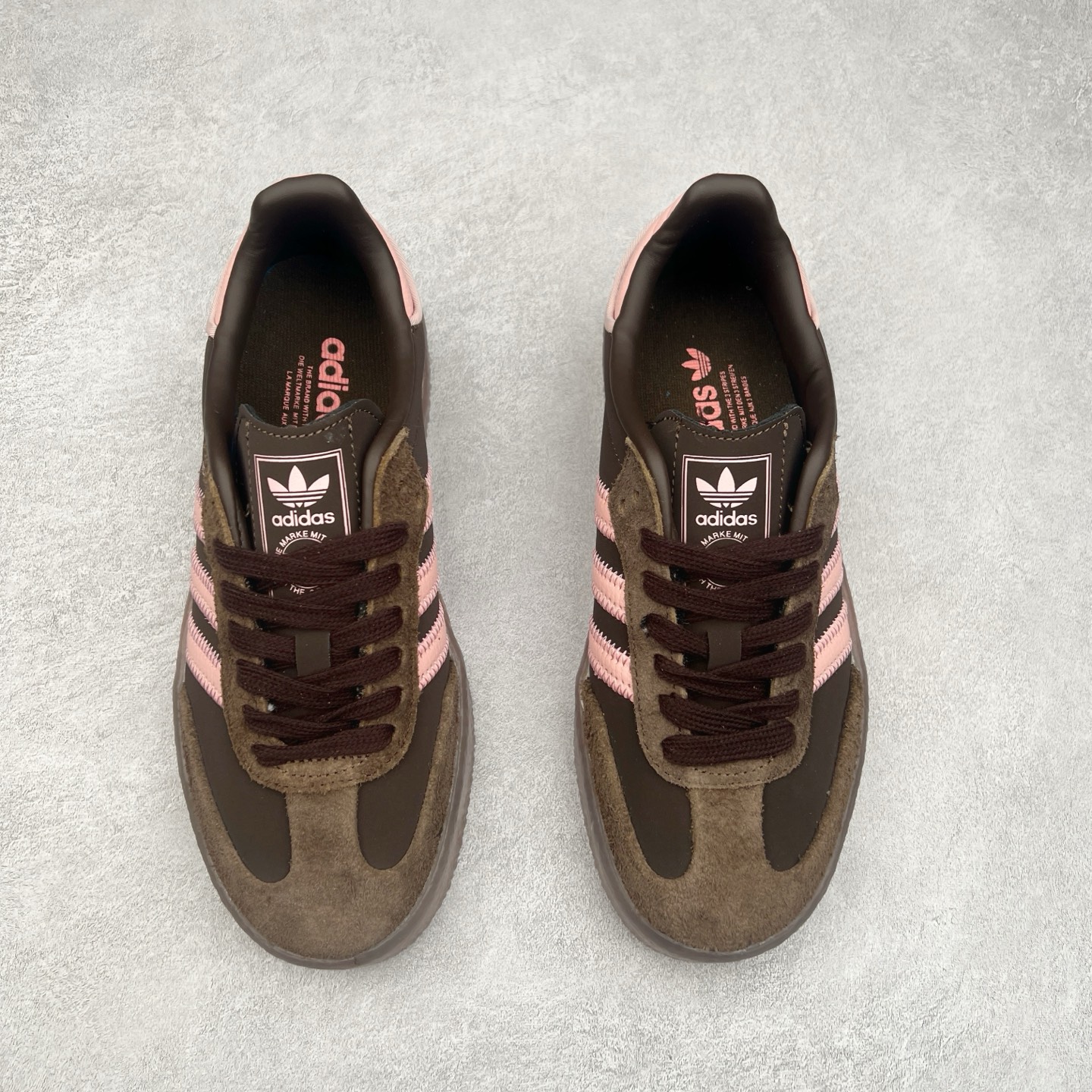 图片[2]-＃福利特价 AD Samba XLG 桑巴舞加大厚底版系列德训风百搭松糕休闲运动板鞋生胶底 自Originals Samba成功借势Blokecore风潮一跃成为街头巷尾的焦点鞋款后,不论是围绕Samba本身打造的各式「变种版本」,还是以Samba为蓝本打造联名鞋款,都成为了时尚潮流人士日常穿搭首选。Samba XLG是adidas Originals不断扩展XLG系列的一部分,旨在与年轻文化相契合,迎合那些希望通过个性时尚表达自我而不愿牺牲舒适度的年轻群体。街头时尚领域的Gen Z特别偏爱宽松的穿着风格。Samba XLG针对这一点做了创新。它在延续Samba OG经典设计的基础上,迎合年轻群体的穿着习惯,重塑为宽大的鞋身比例轮廓以及加厚中底,让消费者轻松展示自己独特的风格。全新的Samba XLG系列不仅迎合了当下年轻群体的穿搭习惯,加宽了鞋身比例以及将中底进一步增厚,在视觉比例上更加饱满,同时还保留了经典Samba的细节,这样一来,鞋迷朋友在穿搭上不仅能更加个性化,而且还能延续一定的复古感受。尺码：36 36⅔ 37⅓ 38 38⅔ 39⅓ 40 40⅔ 41⅓ 42 42⅔ 43⅓ 44 45-选品中心