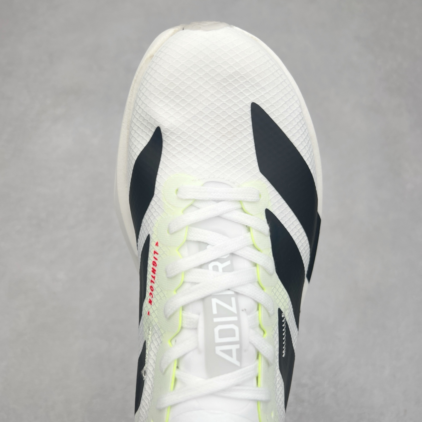 图片[4]-AD Adizero Adios Pro 4 马拉松竞速专业跑鞋 JR1094 CELERMESH针织网面非常轻薄 纤维间的缝隙很大 可以保证跑步时的透气、排汗效果 鞋舌直接与两侧的内衬和鞋底连接在一起 在跑步过程中不会被鞋舌的左右移动所困扰 在标准鞋带孔的基础上再拓宽一组鞋带孔 适合不同脚型的需求 突破性 EnergyRods 技术，有助于跑者实现更好的成绩 中底独特的LIGHTSTRIKE PRO泡棉材质 微弹感觉在跑步过程中给予了良好的支撑体验 对于顶级精英和高水平进阶跑者来说 ADIOS PRO是一双值得信赖的竞速比赛用鞋 尺码：36 36.5 37.5 38 38.5 39 40 40.5 41 42 42.5 43 44 44.5 45-选品中心