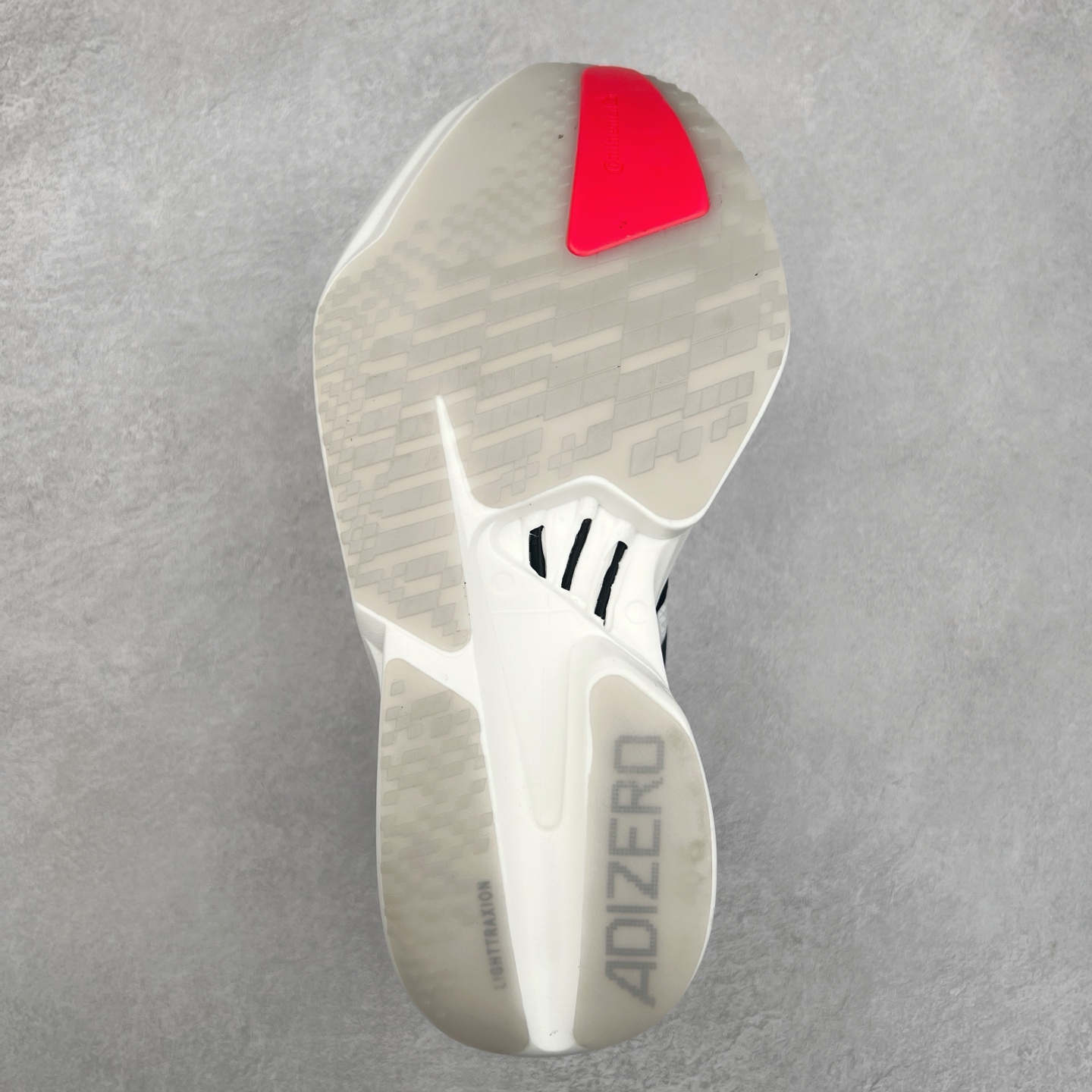 图片[9]-AD Adizero Adios Pro 4 马拉松竞速专业跑鞋 JR1094 CELERMESH针织网面非常轻薄 纤维间的缝隙很大 可以保证跑步时的透气、排汗效果 鞋舌直接与两侧的内衬和鞋底连接在一起 在跑步过程中不会被鞋舌的左右移动所困扰 在标准鞋带孔的基础上再拓宽一组鞋带孔 适合不同脚型的需求 突破性 EnergyRods 技术，有助于跑者实现更好的成绩 中底独特的LIGHTSTRIKE PRO泡棉材质 微弹感觉在跑步过程中给予了良好的支撑体验 对于顶级精英和高水平进阶跑者来说 ADIOS PRO是一双值得信赖的竞速比赛用鞋 尺码：36 36.5 37.5 38 38.5 39 40 40.5 41 42 42.5 43 44 44.5 45-选品中心