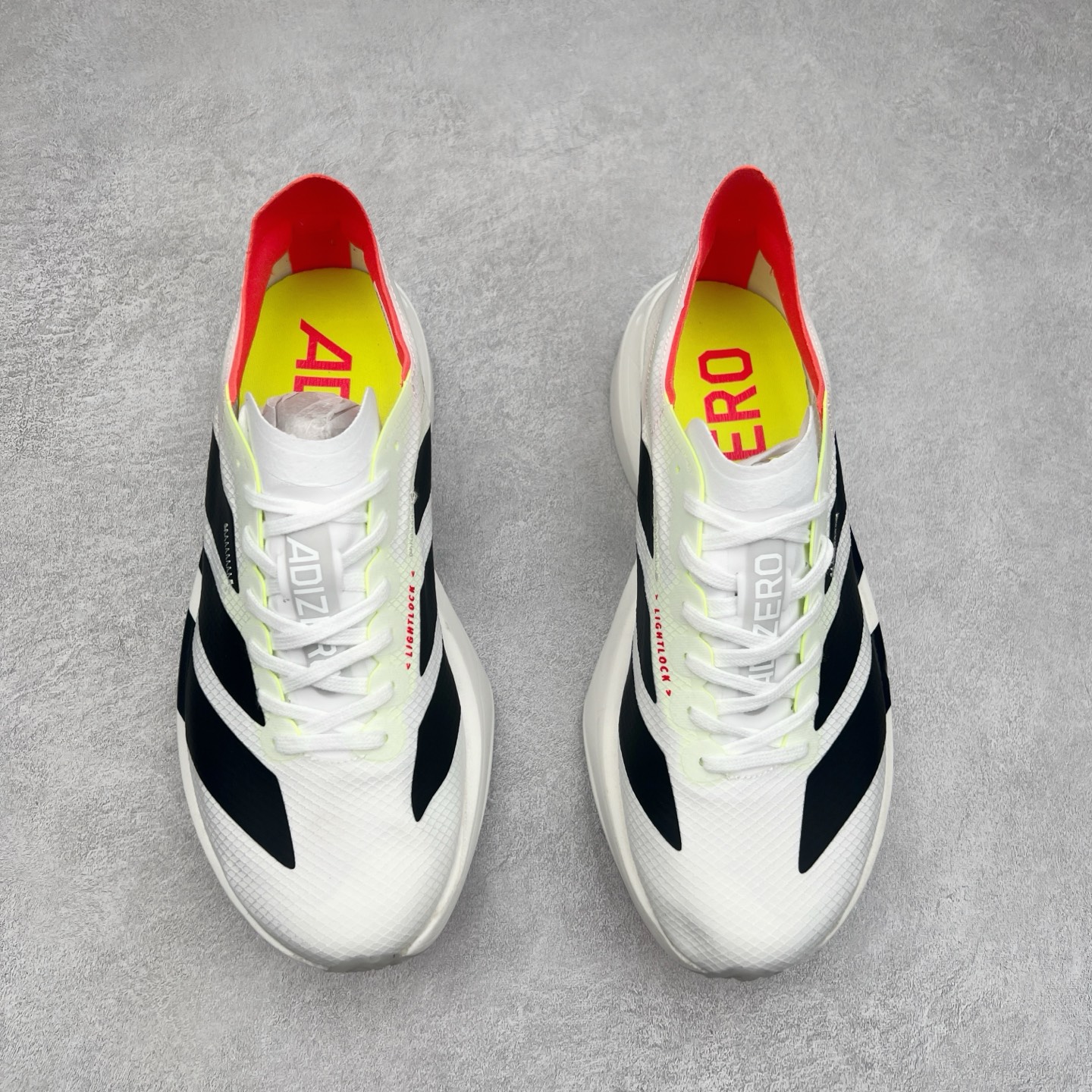 图片[2]-AD Adizero Adios Pro 4 马拉松竞速专业跑鞋 JR1094 CELERMESH针织网面非常轻薄 纤维间的缝隙很大 可以保证跑步时的透气、排汗效果 鞋舌直接与两侧的内衬和鞋底连接在一起 在跑步过程中不会被鞋舌的左右移动所困扰 在标准鞋带孔的基础上再拓宽一组鞋带孔 适合不同脚型的需求 突破性 EnergyRods 技术，有助于跑者实现更好的成绩 中底独特的LIGHTSTRIKE PRO泡棉材质 微弹感觉在跑步过程中给予了良好的支撑体验 对于顶级精英和高水平进阶跑者来说 ADIOS PRO是一双值得信赖的竞速比赛用鞋 尺码：36 36.5 37.5 38 38.5 39 40 40.5 41 42 42.5 43 44 44.5 45-选品中心