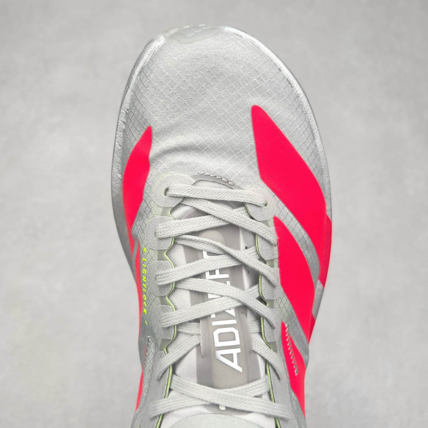 图片[4]-AD Adizero Adios Pro 4 马拉松竞速专业跑鞋 JR6364 CELERMESH针织网面非常轻薄 纤维间的缝隙很大 可以保证跑步时的透气、排汗效果 鞋舌直接与两侧的内衬和鞋底连接在一起 在跑步过程中不会被鞋舌的左右移动所困扰 在标准鞋带孔的基础上再拓宽一组鞋带孔 适合不同脚型的需求 突破性 EnergyRods 技术，有助于跑者实现更好的成绩 中底独特的LIGHTSTRIKE PRO泡棉材质 微弹感觉在跑步过程中给予了良好的支撑体验 对于顶级精英和高水平进阶跑者来说 ADIOS PRO是一双值得信赖的竞速比赛用鞋 尺码：36 36.5 37.5 38 38.5 39 40 40.5 41 42 42.5 43 44 44.5 45-选品中心