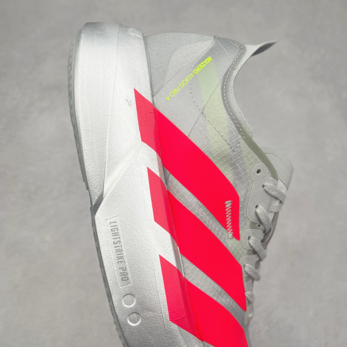 图片[6]-AD Adizero Adios Pro 4 马拉松竞速专业跑鞋 JR6364 CELERMESH针织网面非常轻薄 纤维间的缝隙很大 可以保证跑步时的透气、排汗效果 鞋舌直接与两侧的内衬和鞋底连接在一起 在跑步过程中不会被鞋舌的左右移动所困扰 在标准鞋带孔的基础上再拓宽一组鞋带孔 适合不同脚型的需求 突破性 EnergyRods 技术，有助于跑者实现更好的成绩 中底独特的LIGHTSTRIKE PRO泡棉材质 微弹感觉在跑步过程中给予了良好的支撑体验 对于顶级精英和高水平进阶跑者来说 ADIOS PRO是一双值得信赖的竞速比赛用鞋 尺码：36 36.5 37.5 38 38.5 39 40 40.5 41 42 42.5 43 44 44.5 45-选品中心