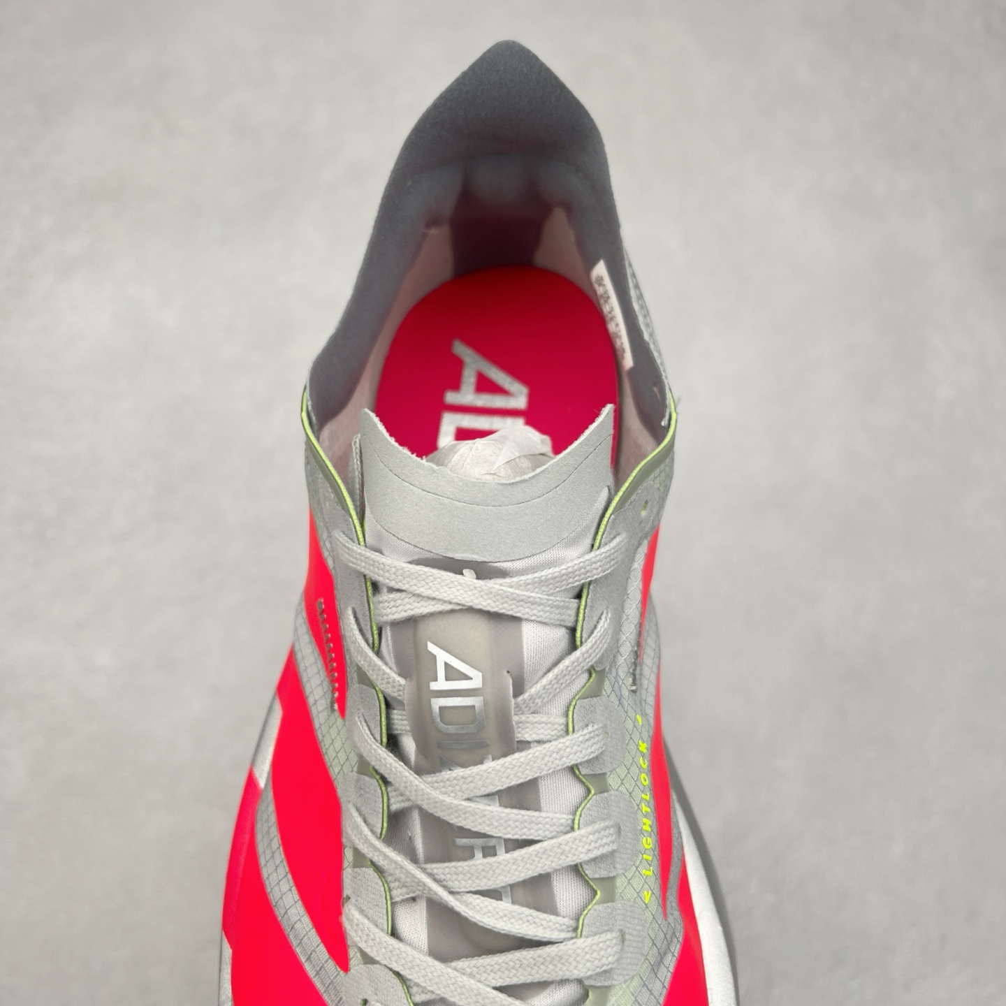 图片[5]-AD Adizero Adios Pro 4 马拉松竞速专业跑鞋 JR6364 CELERMESH针织网面非常轻薄 纤维间的缝隙很大 可以保证跑步时的透气、排汗效果 鞋舌直接与两侧的内衬和鞋底连接在一起 在跑步过程中不会被鞋舌的左右移动所困扰 在标准鞋带孔的基础上再拓宽一组鞋带孔 适合不同脚型的需求 突破性 EnergyRods 技术，有助于跑者实现更好的成绩 中底独特的LIGHTSTRIKE PRO泡棉材质 微弹感觉在跑步过程中给予了良好的支撑体验 对于顶级精英和高水平进阶跑者来说 ADIOS PRO是一双值得信赖的竞速比赛用鞋 尺码：36 36.5 37.5 38 38.5 39 40 40.5 41 42 42.5 43 44 44.5 45-选品中心