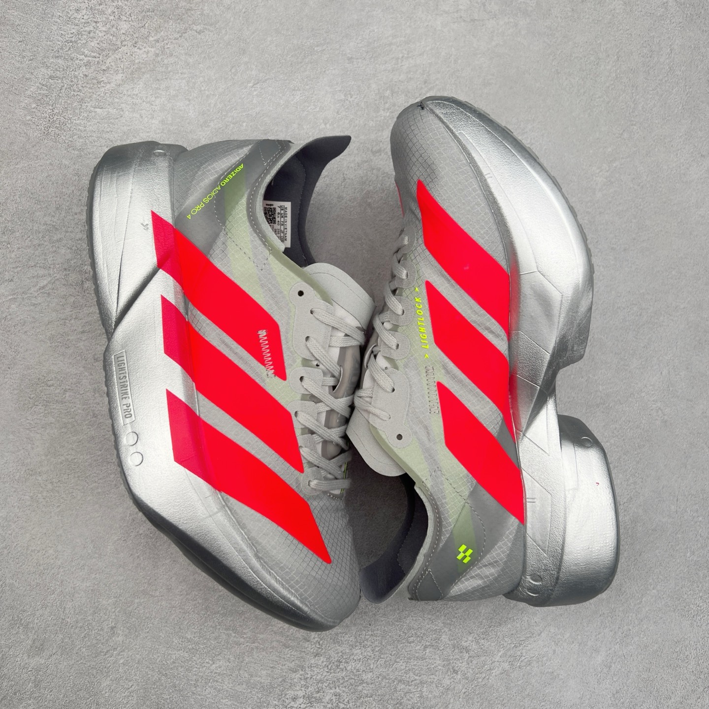 图片[3]-AD Adizero Adios Pro 4 马拉松竞速专业跑鞋 JR6364 CELERMESH针织网面非常轻薄 纤维间的缝隙很大 可以保证跑步时的透气、排汗效果 鞋舌直接与两侧的内衬和鞋底连接在一起 在跑步过程中不会被鞋舌的左右移动所困扰 在标准鞋带孔的基础上再拓宽一组鞋带孔 适合不同脚型的需求 突破性 EnergyRods 技术，有助于跑者实现更好的成绩 中底独特的LIGHTSTRIKE PRO泡棉材质 微弹感觉在跑步过程中给予了良好的支撑体验 对于顶级精英和高水平进阶跑者来说 ADIOS PRO是一双值得信赖的竞速比赛用鞋 尺码：36 36.5 37.5 38 38.5 39 40 40.5 41 42 42.5 43 44 44.5 45-选品中心