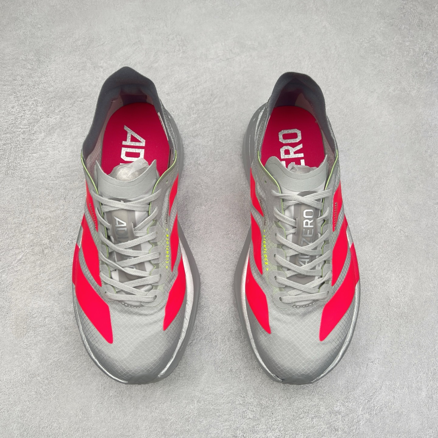 图片[2]-AD Adizero Adios Pro 4 马拉松竞速专业跑鞋 JR6364 CELERMESH针织网面非常轻薄 纤维间的缝隙很大 可以保证跑步时的透气、排汗效果 鞋舌直接与两侧的内衬和鞋底连接在一起 在跑步过程中不会被鞋舌的左右移动所困扰 在标准鞋带孔的基础上再拓宽一组鞋带孔 适合不同脚型的需求 突破性 EnergyRods 技术，有助于跑者实现更好的成绩 中底独特的LIGHTSTRIKE PRO泡棉材质 微弹感觉在跑步过程中给予了良好的支撑体验 对于顶级精英和高水平进阶跑者来说 ADIOS PRO是一双值得信赖的竞速比赛用鞋 尺码：36 36.5 37.5 38 38.5 39 40 40.5 41 42 42.5 43 44 44.5 45-选品中心