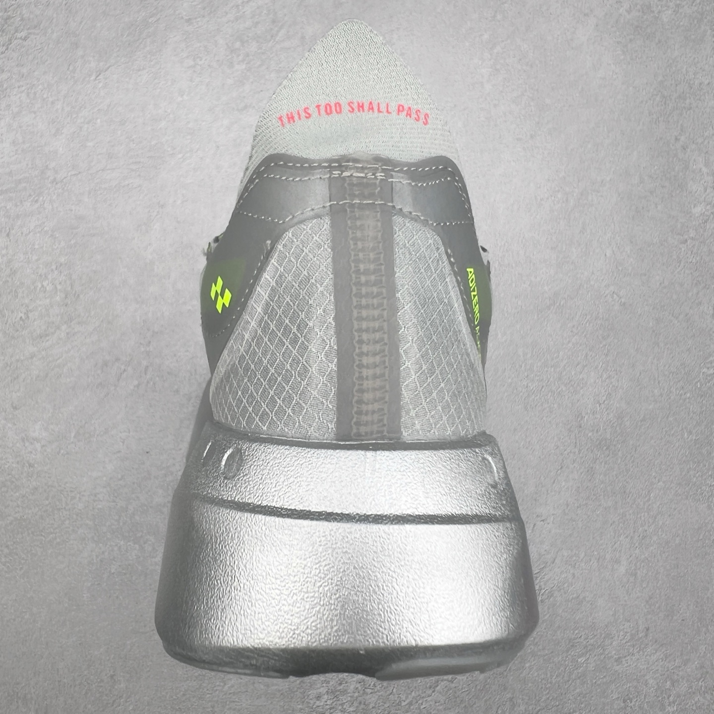 图片[8]-AD Adizero Adios Pro 4 马拉松竞速专业跑鞋 JR6364 CELERMESH针织网面非常轻薄 纤维间的缝隙很大 可以保证跑步时的透气、排汗效果 鞋舌直接与两侧的内衬和鞋底连接在一起 在跑步过程中不会被鞋舌的左右移动所困扰 在标准鞋带孔的基础上再拓宽一组鞋带孔 适合不同脚型的需求 突破性 EnergyRods 技术，有助于跑者实现更好的成绩 中底独特的LIGHTSTRIKE PRO泡棉材质 微弹感觉在跑步过程中给予了良好的支撑体验 对于顶级精英和高水平进阶跑者来说 ADIOS PRO是一双值得信赖的竞速比赛用鞋 尺码：36 36.5 37.5 38 38.5 39 40 40.5 41 42 42.5 43 44 44.5 45-选品中心