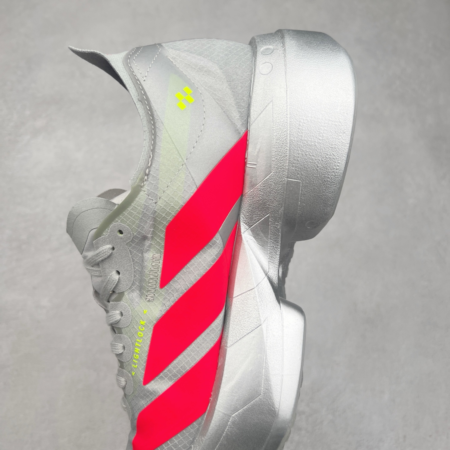 图片[7]-AD Adizero Adios Pro 4 马拉松竞速专业跑鞋 JR6364 CELERMESH针织网面非常轻薄 纤维间的缝隙很大 可以保证跑步时的透气、排汗效果 鞋舌直接与两侧的内衬和鞋底连接在一起 在跑步过程中不会被鞋舌的左右移动所困扰 在标准鞋带孔的基础上再拓宽一组鞋带孔 适合不同脚型的需求 突破性 EnergyRods 技术，有助于跑者实现更好的成绩 中底独特的LIGHTSTRIKE PRO泡棉材质 微弹感觉在跑步过程中给予了良好的支撑体验 对于顶级精英和高水平进阶跑者来说 ADIOS PRO是一双值得信赖的竞速比赛用鞋 尺码：36 36.5 37.5 38 38.5 39 40 40.5 41 42 42.5 43 44 44.5 45-选品中心