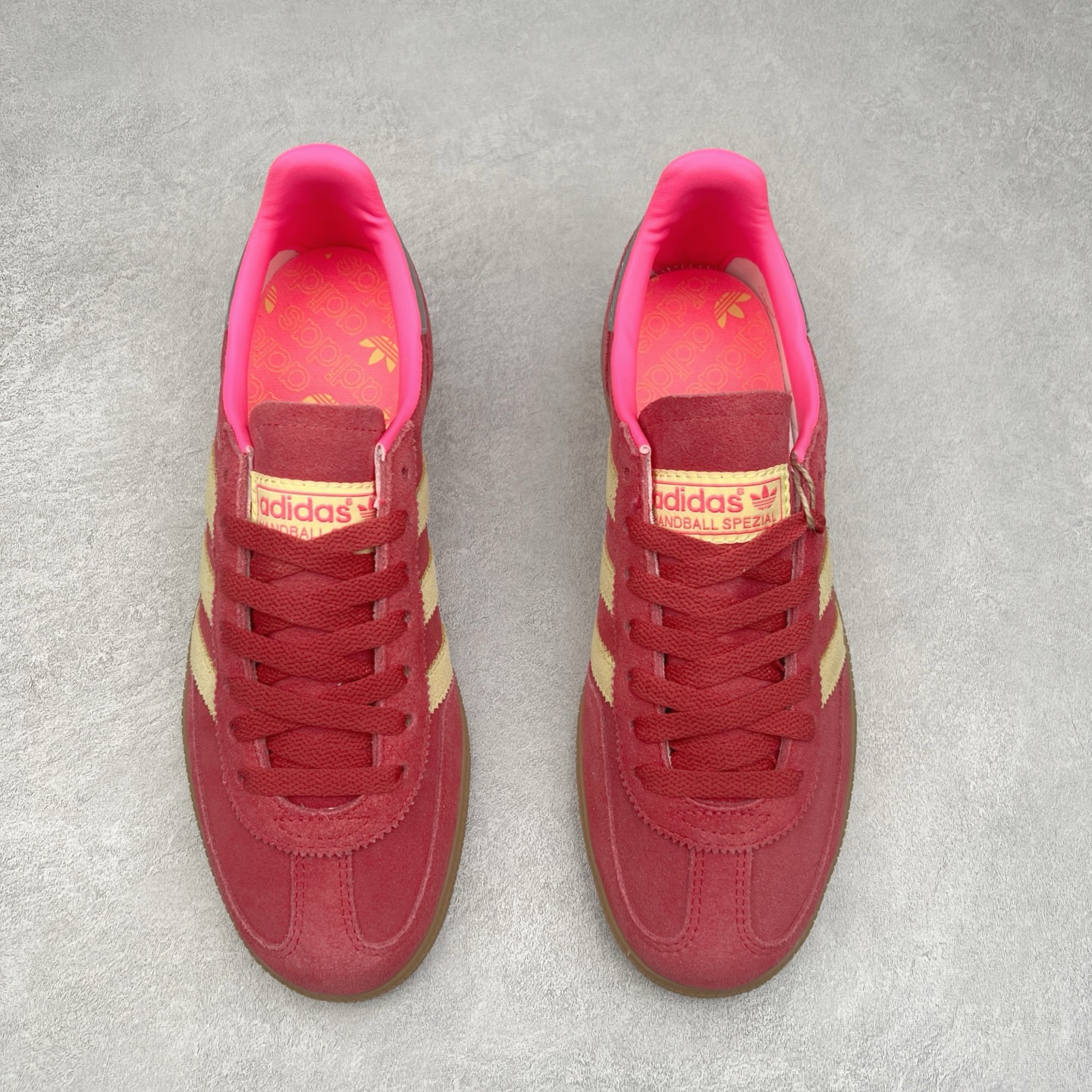 图片[2]-＃TG AD Originals Handball SPZL 手球运动员系列百搭休闲运动板鞋 JI1407 这款来自阿迪达斯的这款HANDBALL SPZL前身是一双手球运动鞋，这一次拿来复刻，所以鞋面的主要色彩选用了黑色， 鞋面外侧除了Spezial字母之外还有三叶草标志。Handball SPZL作为复古手球训练鞋与作为室内足球鞋的Samba有着异曲同工之处，但是质感更为出众的鞋身以及丰富的配色选择比起Samba来讲可以说是更胜一筹了！尺码：36 36⅔ 37⅓ 38 38⅔ 39⅓ 40 40⅔ 41⅓ 42 42⅔ 43⅓ 44⅔ 45-选品中心