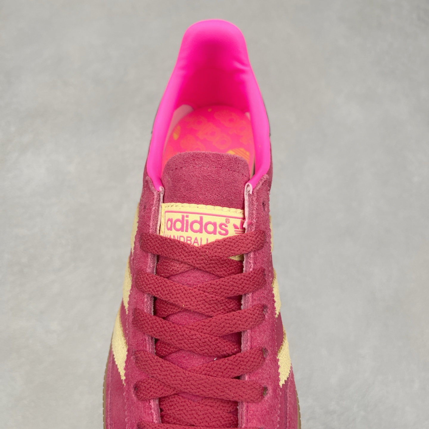 图片[5]-＃TG AD Originals Handball SPZL 手球运动员系列百搭休闲运动板鞋 JI1407 这款来自阿迪达斯的这款HANDBALL SPZL前身是一双手球运动鞋，这一次拿来复刻，所以鞋面的主要色彩选用了黑色， 鞋面外侧除了Spezial字母之外还有三叶草标志。Handball SPZL作为复古手球训练鞋与作为室内足球鞋的Samba有着异曲同工之处，但是质感更为出众的鞋身以及丰富的配色选择比起Samba来讲可以说是更胜一筹了！尺码：36 36⅔ 37⅓ 38 38⅔ 39⅓ 40 40⅔ 41⅓ 42 42⅔ 43⅓ 44⅔ 45-选品中心