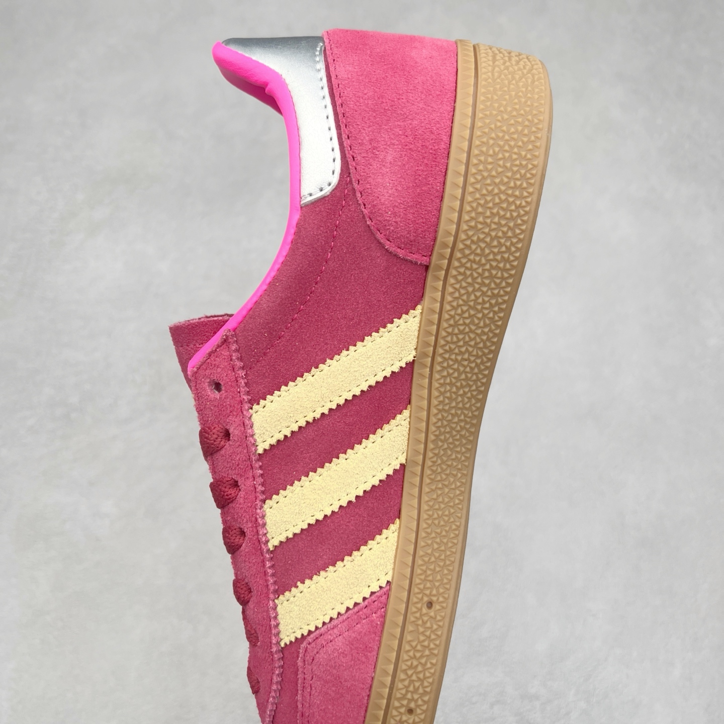 图片[7]-＃TG AD Originals Handball SPZL 手球运动员系列百搭休闲运动板鞋 JI1407 这款来自阿迪达斯的这款HANDBALL SPZL前身是一双手球运动鞋，这一次拿来复刻，所以鞋面的主要色彩选用了黑色， 鞋面外侧除了Spezial字母之外还有三叶草标志。Handball SPZL作为复古手球训练鞋与作为室内足球鞋的Samba有着异曲同工之处，但是质感更为出众的鞋身以及丰富的配色选择比起Samba来讲可以说是更胜一筹了！尺码：36 36⅔ 37⅓ 38 38⅔ 39⅓ 40 40⅔ 41⅓ 42 42⅔ 43⅓ 44⅔ 45-选品中心