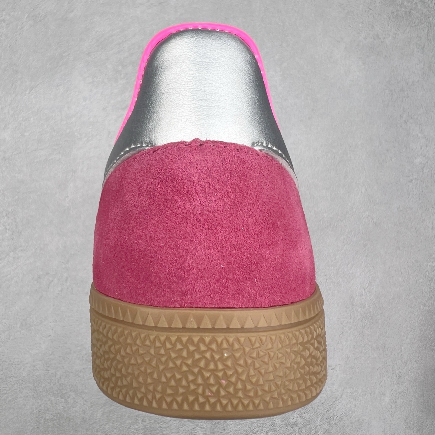 图片[8]-＃TG AD Originals Handball SPZL 手球运动员系列百搭休闲运动板鞋 JI1407 这款来自阿迪达斯的这款HANDBALL SPZL前身是一双手球运动鞋，这一次拿来复刻，所以鞋面的主要色彩选用了黑色， 鞋面外侧除了Spezial字母之外还有三叶草标志。Handball SPZL作为复古手球训练鞋与作为室内足球鞋的Samba有着异曲同工之处，但是质感更为出众的鞋身以及丰富的配色选择比起Samba来讲可以说是更胜一筹了！尺码：36 36⅔ 37⅓ 38 38⅔ 39⅓ 40 40⅔ 41⅓ 42 42⅔ 43⅓ 44⅔ 45-选品中心