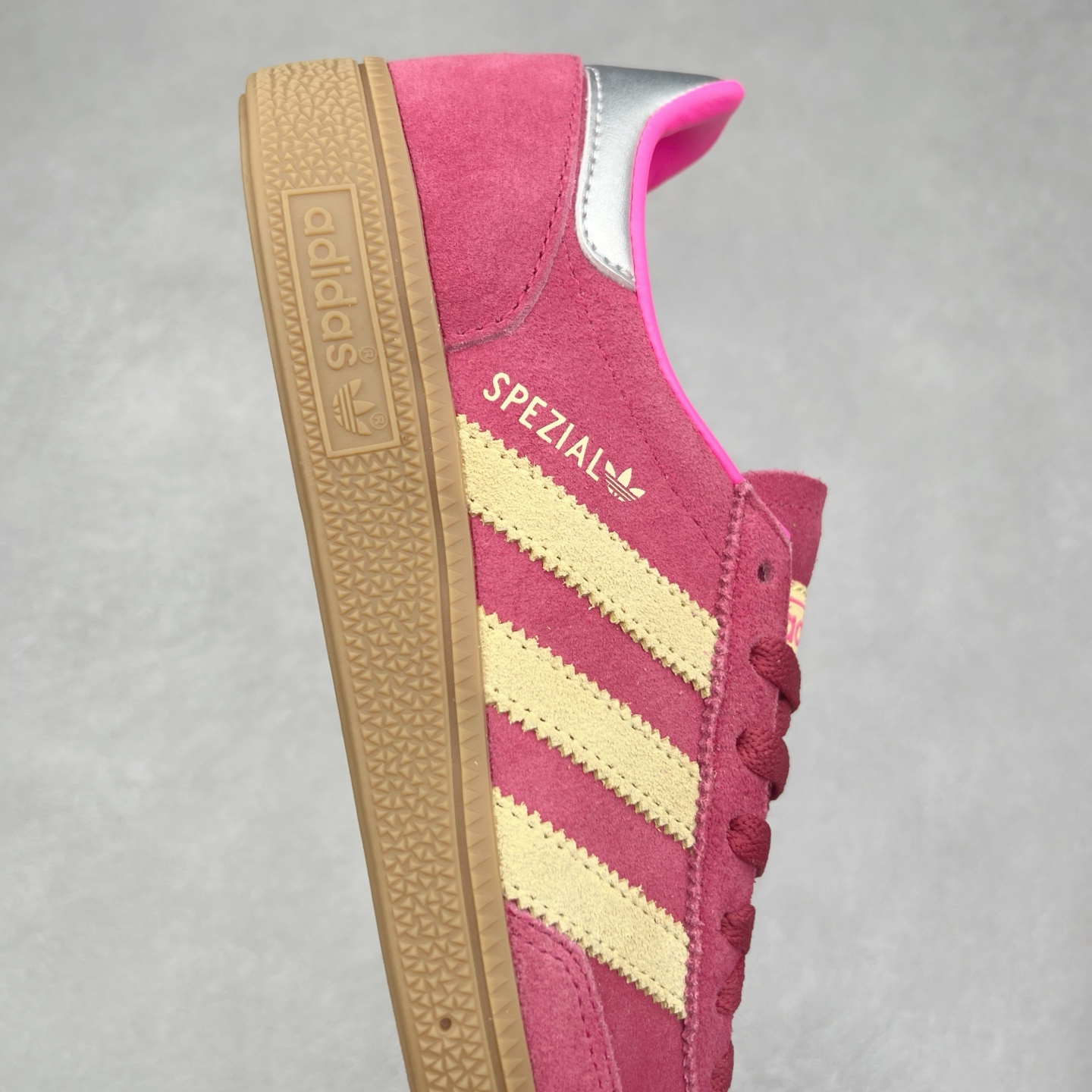 图片[6]-＃TG AD Originals Handball SPZL 手球运动员系列百搭休闲运动板鞋 JI1407 这款来自阿迪达斯的这款HANDBALL SPZL前身是一双手球运动鞋，这一次拿来复刻，所以鞋面的主要色彩选用了黑色， 鞋面外侧除了Spezial字母之外还有三叶草标志。Handball SPZL作为复古手球训练鞋与作为室内足球鞋的Samba有着异曲同工之处，但是质感更为出众的鞋身以及丰富的配色选择比起Samba来讲可以说是更胜一筹了！尺码：36 36⅔ 37⅓ 38 38⅔ 39⅓ 40 40⅔ 41⅓ 42 42⅔ 43⅓ 44⅔ 45-选品中心