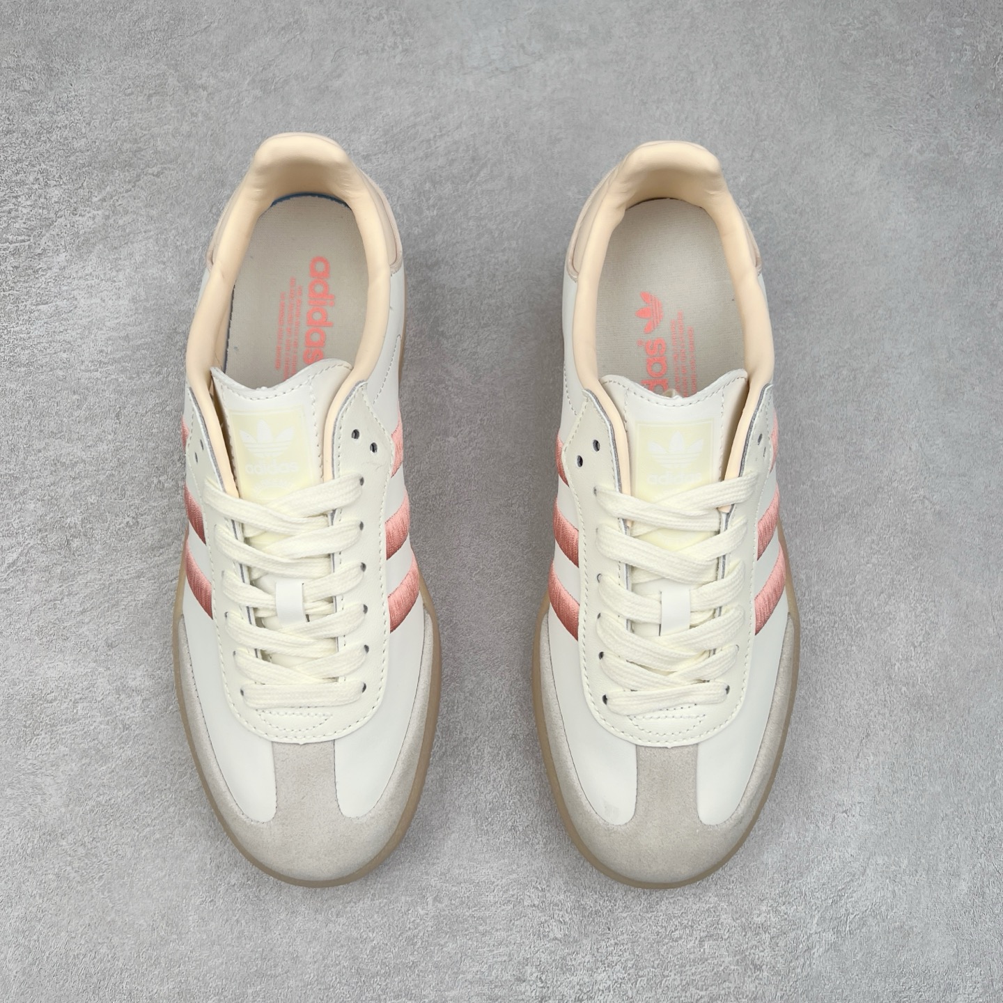 图片[2]-＃福利特价 AD Samba XLG 桑巴舞加大厚底版系列德训风百搭松糕休闲运动板鞋生胶底 自Originals Samba成功借势Blokecore风潮一跃成为街头巷尾的焦点鞋款后,不论是围绕Samba本身打造的各式「变种版本」,还是以Samba为蓝本打造联名鞋款,都成为了时尚潮流人士日常穿搭首选。Samba XLG是adidas Originals不断扩展XLG系列的一部分,旨在与年轻文化相契合,迎合那些希望通过个性时尚表达自我而不愿牺牲舒适度的年轻群体。街头时尚领域的Gen Z特别偏爱宽松的穿着风格。Samba XLG针对这一点做了创新。它在延续Samba OG经典设计的基础上,迎合年轻群体的穿着习惯,重塑为宽大的鞋身比例轮廓以及加厚中底,让消费者轻松展示自己独特的风格。全新的Samba XLG系列不仅迎合了当下年轻群体的穿搭习惯,加宽了鞋身比例以及将中底进一步增厚,在视觉比例上更加饱满,同时还保留了经典Samba的细节,这样一来,鞋迷朋友在穿搭上不仅能更加个性化,而且还能延续一定的复古感受。尺码：36 36⅔ 37⅓ 38 38⅔ 39⅓ 40 40⅔ 41⅓ 42 42⅔ 43⅓ 44 45-选品中心