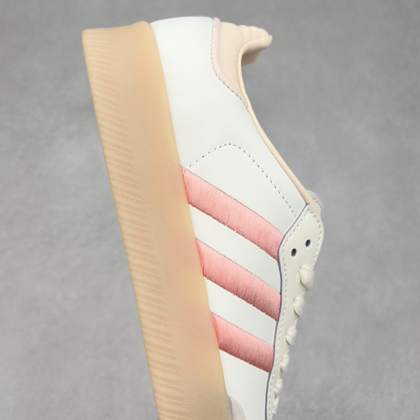 图片[6]-＃福利特价 AD Samba XLG 桑巴舞加大厚底版系列德训风百搭松糕休闲运动板鞋生胶底 自Originals Samba成功借势Blokecore风潮一跃成为街头巷尾的焦点鞋款后,不论是围绕Samba本身打造的各式「变种版本」,还是以Samba为蓝本打造联名鞋款,都成为了时尚潮流人士日常穿搭首选。Samba XLG是adidas Originals不断扩展XLG系列的一部分,旨在与年轻文化相契合,迎合那些希望通过个性时尚表达自我而不愿牺牲舒适度的年轻群体。街头时尚领域的Gen Z特别偏爱宽松的穿着风格。Samba XLG针对这一点做了创新。它在延续Samba OG经典设计的基础上,迎合年轻群体的穿着习惯,重塑为宽大的鞋身比例轮廓以及加厚中底,让消费者轻松展示自己独特的风格。全新的Samba XLG系列不仅迎合了当下年轻群体的穿搭习惯,加宽了鞋身比例以及将中底进一步增厚,在视觉比例上更加饱满,同时还保留了经典Samba的细节,这样一来,鞋迷朋友在穿搭上不仅能更加个性化,而且还能延续一定的复古感受。尺码：36 36⅔ 37⅓ 38 38⅔ 39⅓ 40 40⅔ 41⅓ 42 42⅔ 43⅓ 44 45-选品中心