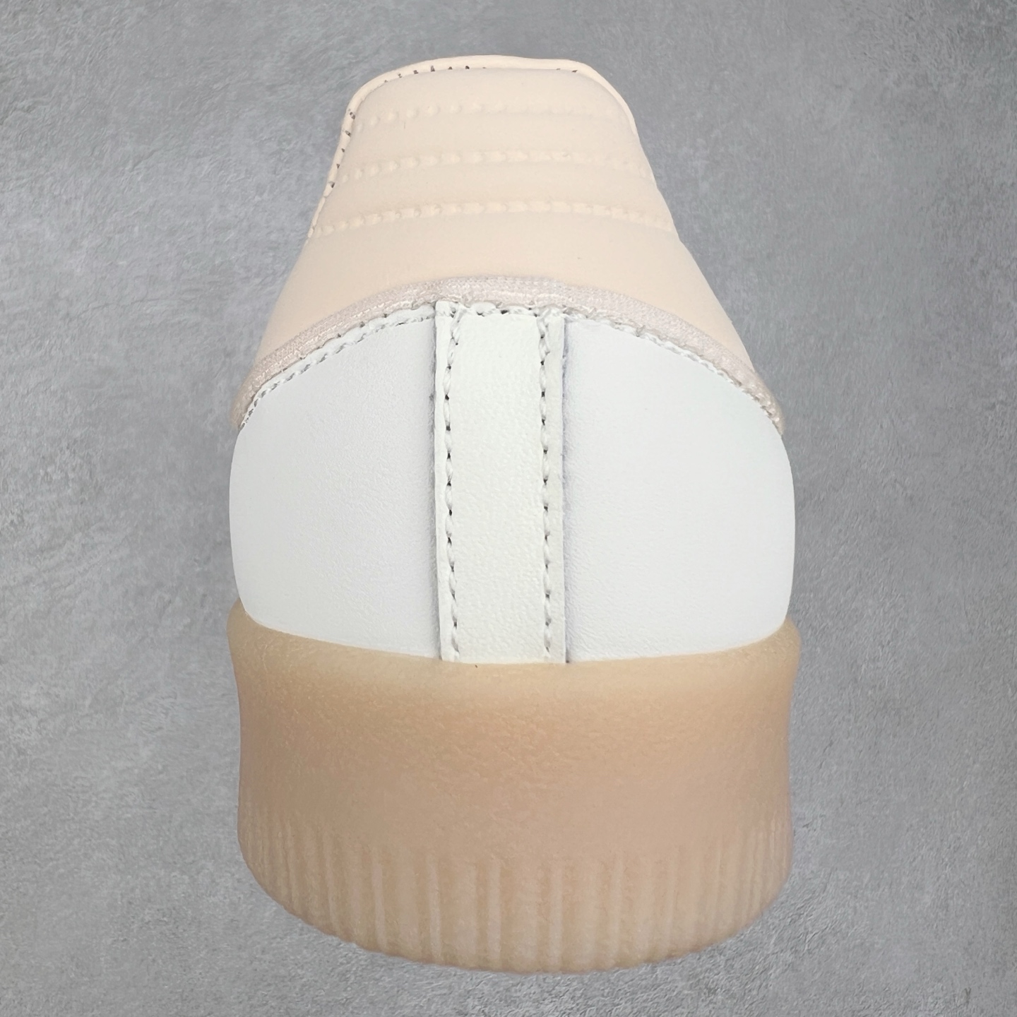 图片[8]-＃福利特价 AD Samba XLG 桑巴舞加大厚底版系列德训风百搭松糕休闲运动板鞋生胶底 自Originals Samba成功借势Blokecore风潮一跃成为街头巷尾的焦点鞋款后,不论是围绕Samba本身打造的各式「变种版本」,还是以Samba为蓝本打造联名鞋款,都成为了时尚潮流人士日常穿搭首选。Samba XLG是adidas Originals不断扩展XLG系列的一部分,旨在与年轻文化相契合,迎合那些希望通过个性时尚表达自我而不愿牺牲舒适度的年轻群体。街头时尚领域的Gen Z特别偏爱宽松的穿着风格。Samba XLG针对这一点做了创新。它在延续Samba OG经典设计的基础上,迎合年轻群体的穿着习惯,重塑为宽大的鞋身比例轮廓以及加厚中底,让消费者轻松展示自己独特的风格。全新的Samba XLG系列不仅迎合了当下年轻群体的穿搭习惯,加宽了鞋身比例以及将中底进一步增厚,在视觉比例上更加饱满,同时还保留了经典Samba的细节,这样一来,鞋迷朋友在穿搭上不仅能更加个性化,而且还能延续一定的复古感受。尺码：36 36⅔ 37⅓ 38 38⅔ 39⅓ 40 40⅔ 41⅓ 42 42⅔ 43⅓ 44 45-选品中心