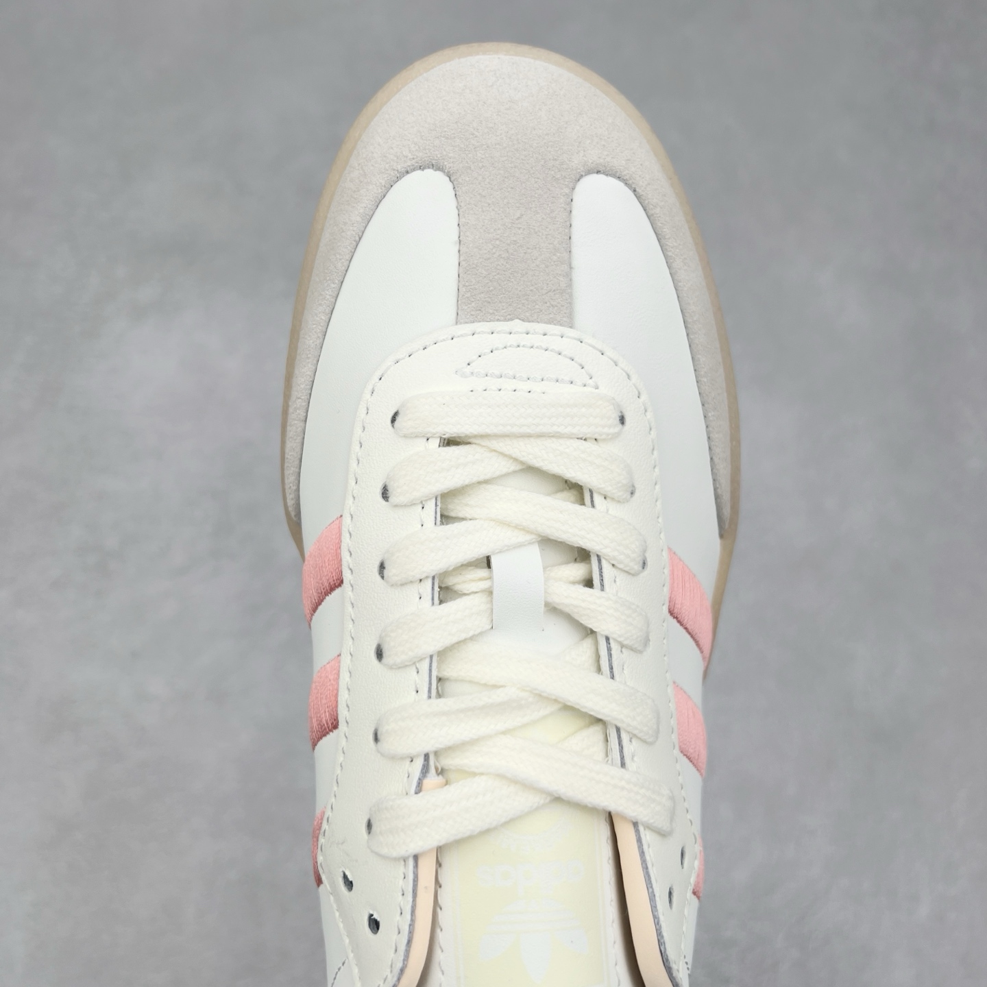 图片[4]-＃福利特价 AD Samba XLG 桑巴舞加大厚底版系列德训风百搭松糕休闲运动板鞋生胶底 自Originals Samba成功借势Blokecore风潮一跃成为街头巷尾的焦点鞋款后,不论是围绕Samba本身打造的各式「变种版本」,还是以Samba为蓝本打造联名鞋款,都成为了时尚潮流人士日常穿搭首选。Samba XLG是adidas Originals不断扩展XLG系列的一部分,旨在与年轻文化相契合,迎合那些希望通过个性时尚表达自我而不愿牺牲舒适度的年轻群体。街头时尚领域的Gen Z特别偏爱宽松的穿着风格。Samba XLG针对这一点做了创新。它在延续Samba OG经典设计的基础上,迎合年轻群体的穿着习惯,重塑为宽大的鞋身比例轮廓以及加厚中底,让消费者轻松展示自己独特的风格。全新的Samba XLG系列不仅迎合了当下年轻群体的穿搭习惯,加宽了鞋身比例以及将中底进一步增厚,在视觉比例上更加饱满,同时还保留了经典Samba的细节,这样一来,鞋迷朋友在穿搭上不仅能更加个性化,而且还能延续一定的复古感受。尺码：36 36⅔ 37⅓ 38 38⅔ 39⅓ 40 40⅔ 41⅓ 42 42⅔ 43⅓ 44 45-选品中心