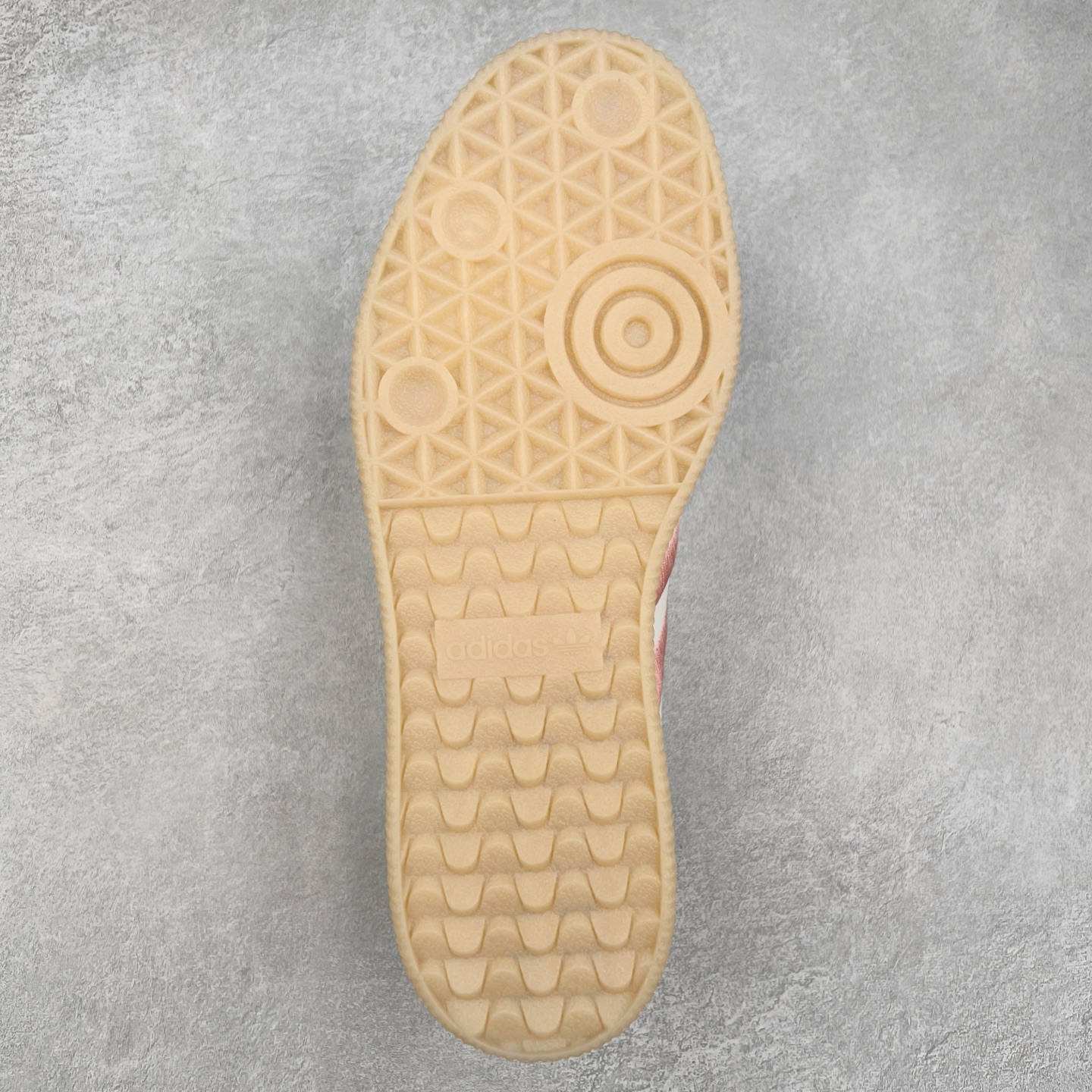 图片[9]-＃福利特价 AD Samba XLG 桑巴舞加大厚底版系列德训风百搭松糕休闲运动板鞋生胶底 自Originals Samba成功借势Blokecore风潮一跃成为街头巷尾的焦点鞋款后,不论是围绕Samba本身打造的各式「变种版本」,还是以Samba为蓝本打造联名鞋款,都成为了时尚潮流人士日常穿搭首选。Samba XLG是adidas Originals不断扩展XLG系列的一部分,旨在与年轻文化相契合,迎合那些希望通过个性时尚表达自我而不愿牺牲舒适度的年轻群体。街头时尚领域的Gen Z特别偏爱宽松的穿着风格。Samba XLG针对这一点做了创新。它在延续Samba OG经典设计的基础上,迎合年轻群体的穿着习惯,重塑为宽大的鞋身比例轮廓以及加厚中底,让消费者轻松展示自己独特的风格。全新的Samba XLG系列不仅迎合了当下年轻群体的穿搭习惯,加宽了鞋身比例以及将中底进一步增厚,在视觉比例上更加饱满,同时还保留了经典Samba的细节,这样一来,鞋迷朋友在穿搭上不仅能更加个性化,而且还能延续一定的复古感受。尺码：36 36⅔ 37⅓ 38 38⅔ 39⅓ 40 40⅔ 41⅓ 42 42⅔ 43⅓ 44 45-选品中心