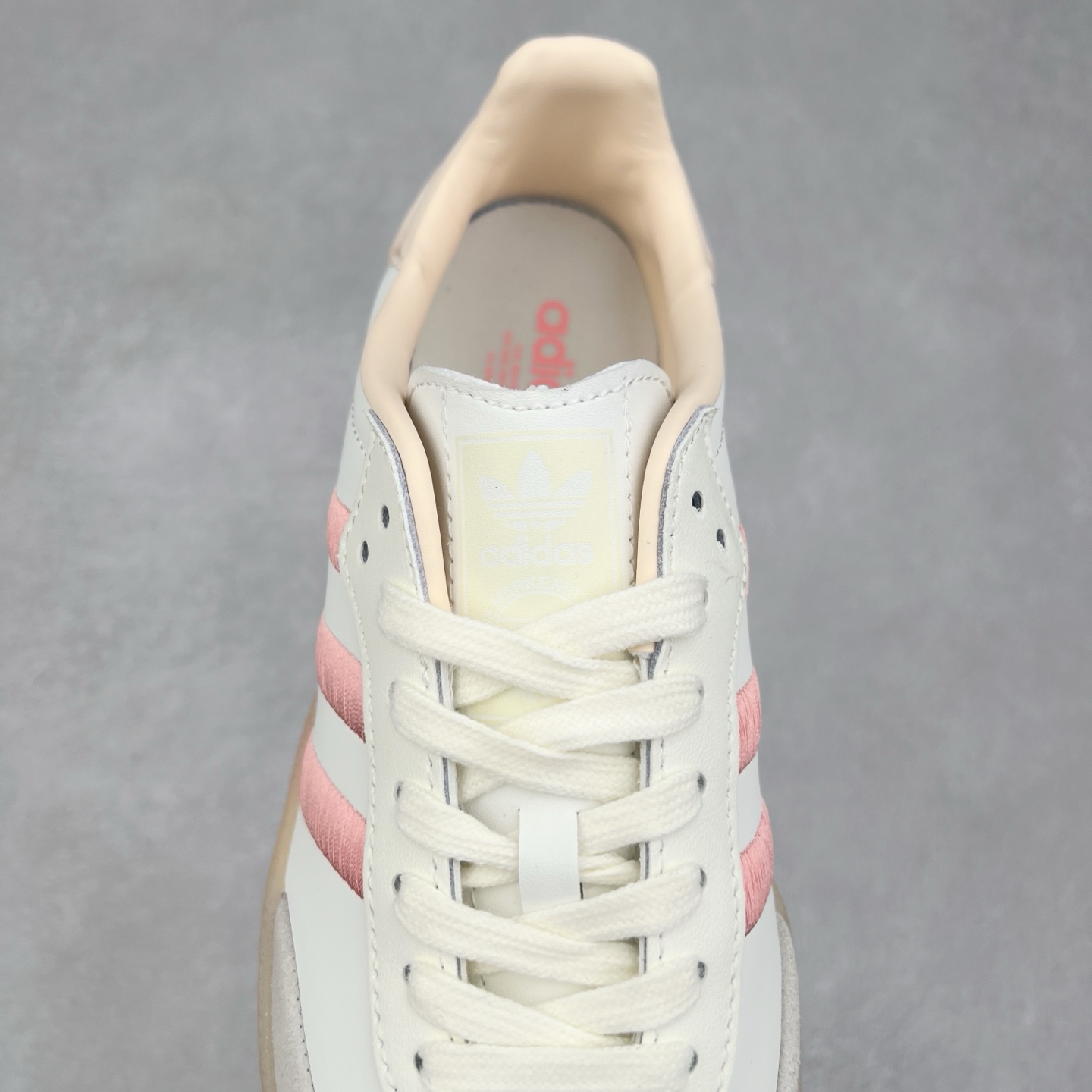 图片[5]-＃福利特价 AD Samba XLG 桑巴舞加大厚底版系列德训风百搭松糕休闲运动板鞋生胶底 自Originals Samba成功借势Blokecore风潮一跃成为街头巷尾的焦点鞋款后,不论是围绕Samba本身打造的各式「变种版本」,还是以Samba为蓝本打造联名鞋款,都成为了时尚潮流人士日常穿搭首选。Samba XLG是adidas Originals不断扩展XLG系列的一部分,旨在与年轻文化相契合,迎合那些希望通过个性时尚表达自我而不愿牺牲舒适度的年轻群体。街头时尚领域的Gen Z特别偏爱宽松的穿着风格。Samba XLG针对这一点做了创新。它在延续Samba OG经典设计的基础上,迎合年轻群体的穿着习惯,重塑为宽大的鞋身比例轮廓以及加厚中底,让消费者轻松展示自己独特的风格。全新的Samba XLG系列不仅迎合了当下年轻群体的穿搭习惯,加宽了鞋身比例以及将中底进一步增厚,在视觉比例上更加饱满,同时还保留了经典Samba的细节,这样一来,鞋迷朋友在穿搭上不仅能更加个性化,而且还能延续一定的复古感受。尺码：36 36⅔ 37⅓ 38 38⅔ 39⅓ 40 40⅔ 41⅓ 42 42⅔ 43⅓ 44 45-选品中心